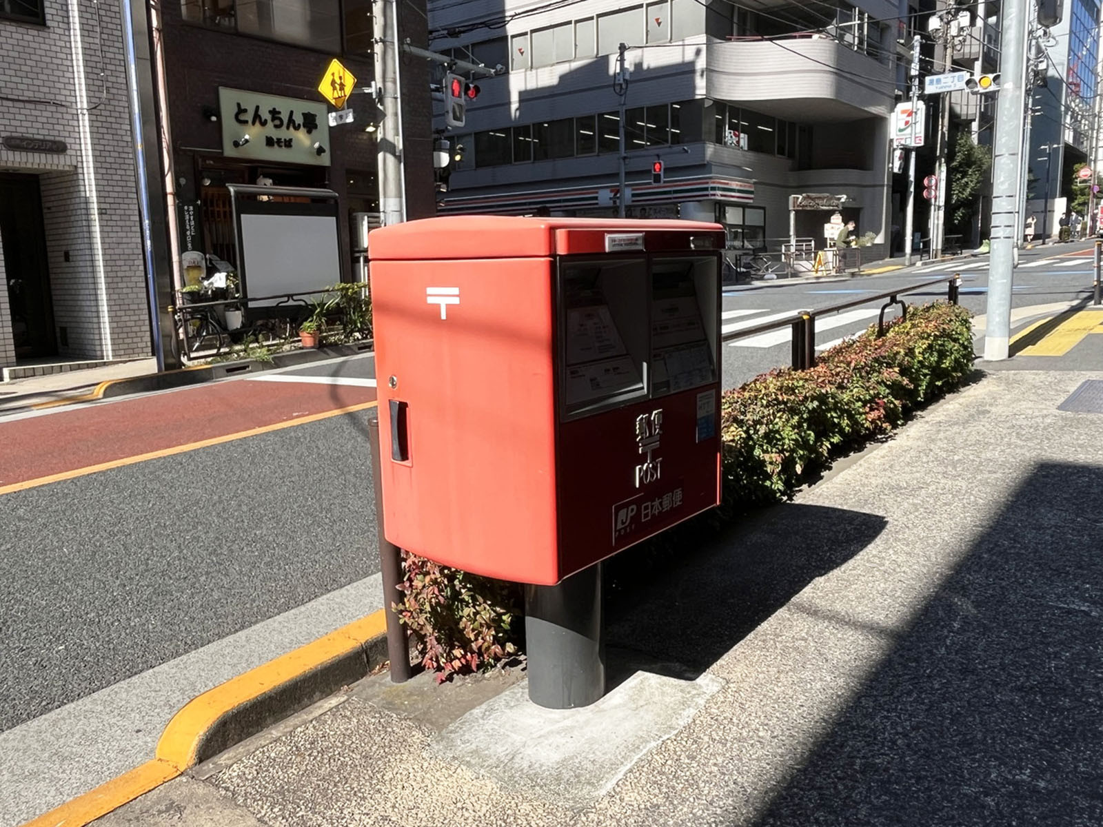 ビル前の郵便ポスト