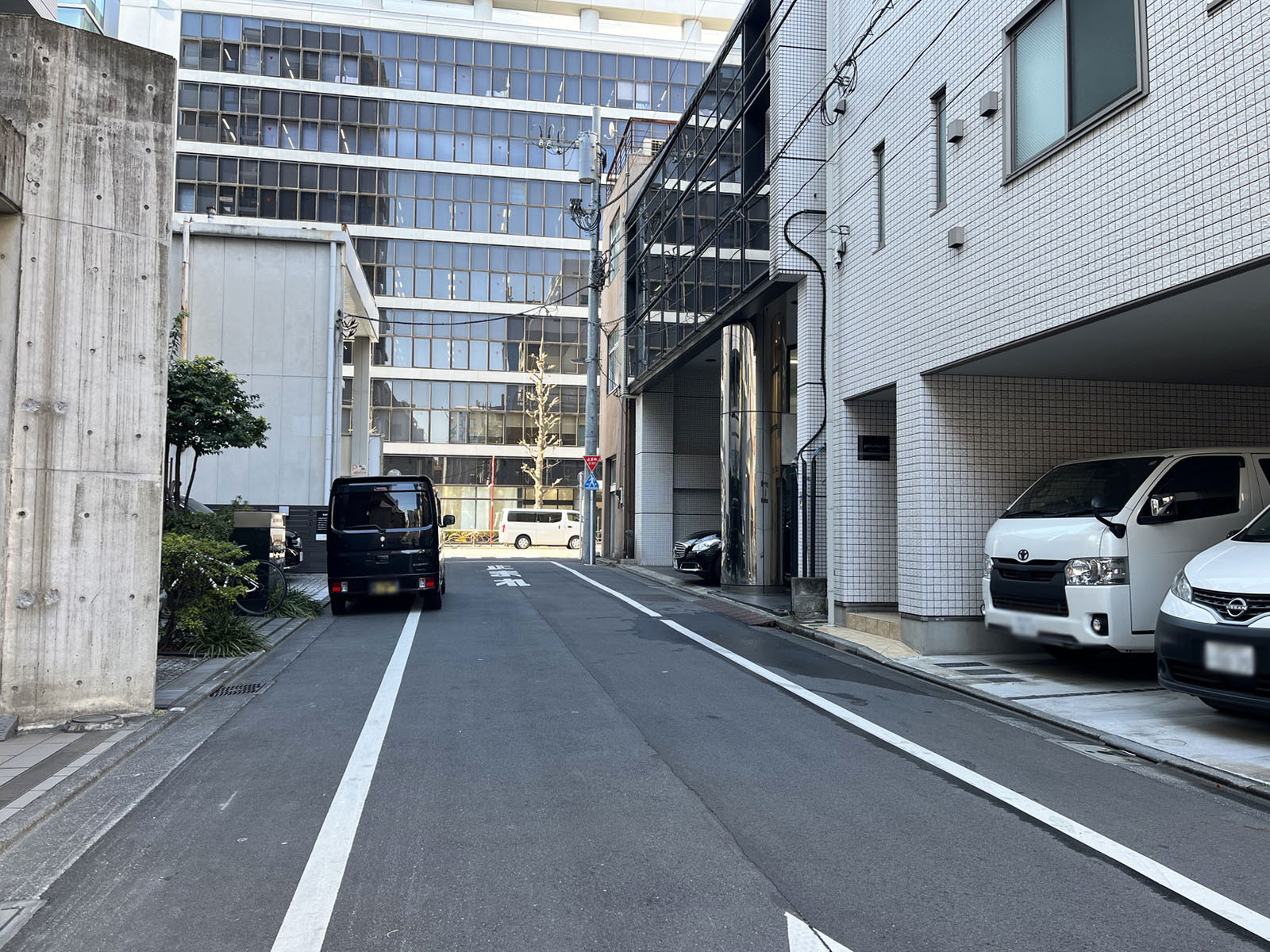 Biz Feel Hongo前面の通り