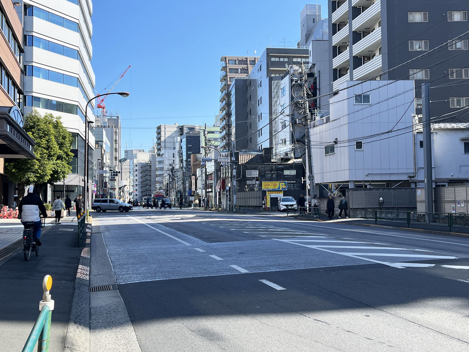山本ビル前面の春日通り