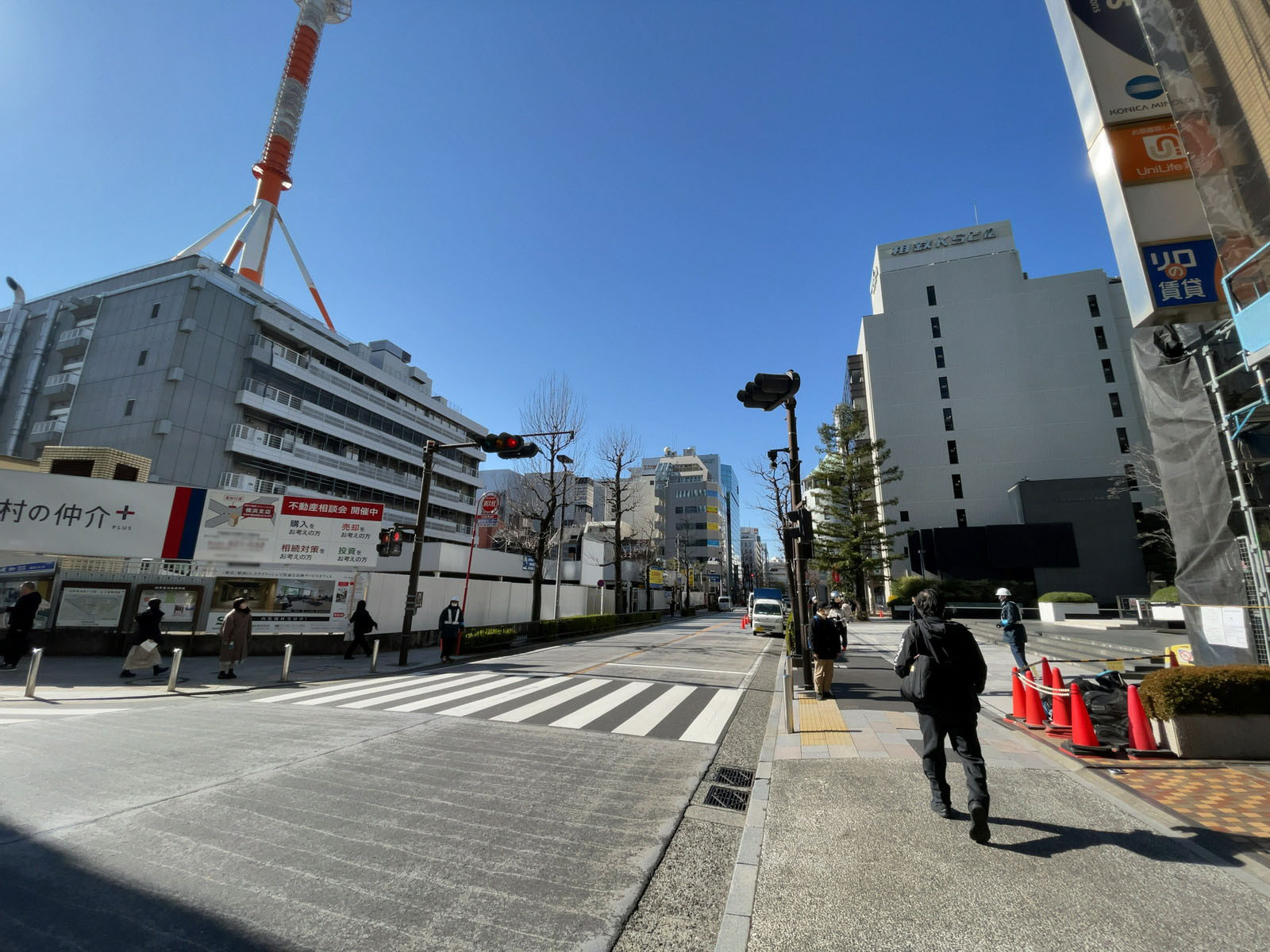 NMF横浜西口ビル前面の通り