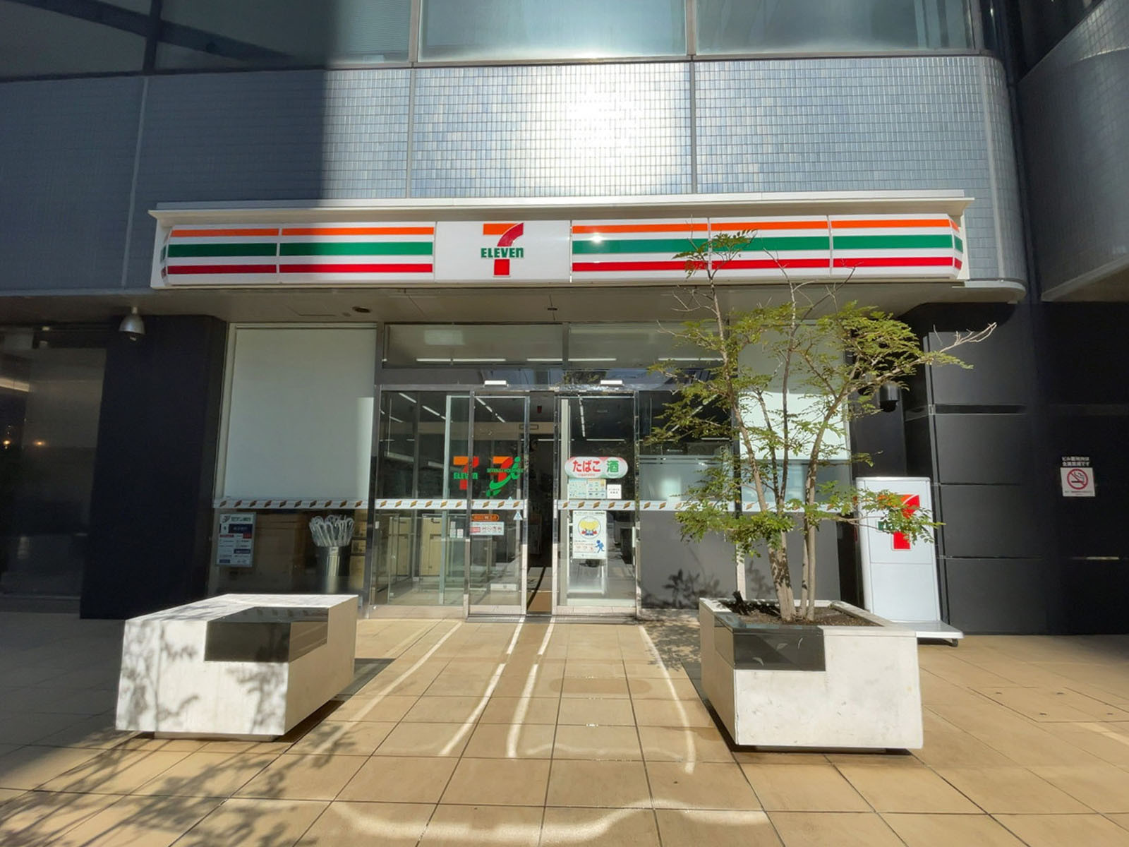 徒歩1分のセブン-イレブン 横浜STビル店