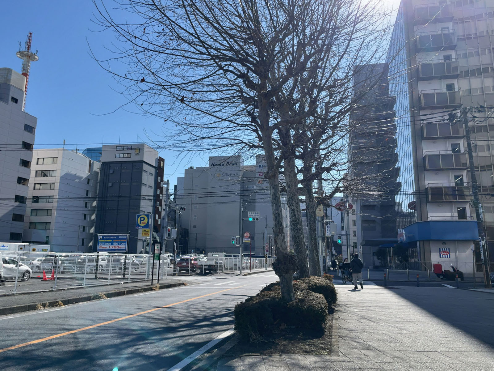 横浜西口KNビル前面の通り