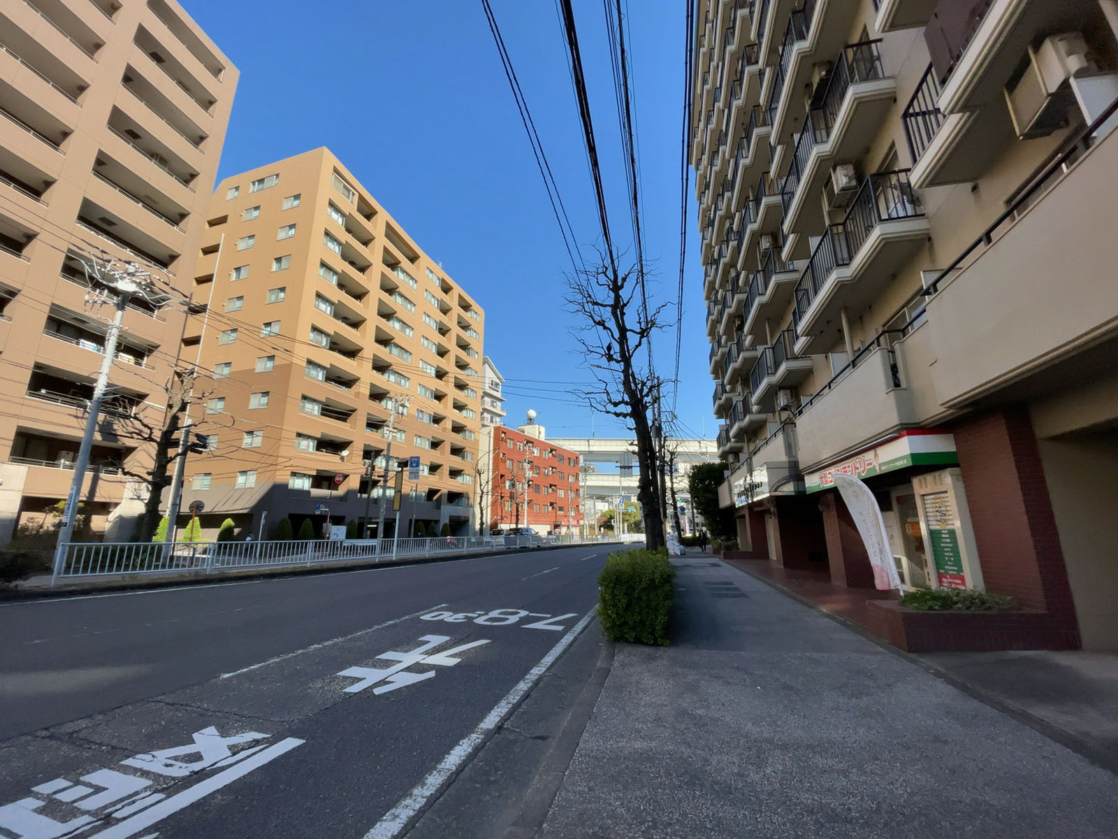 横浜楠町ビル前面の通り