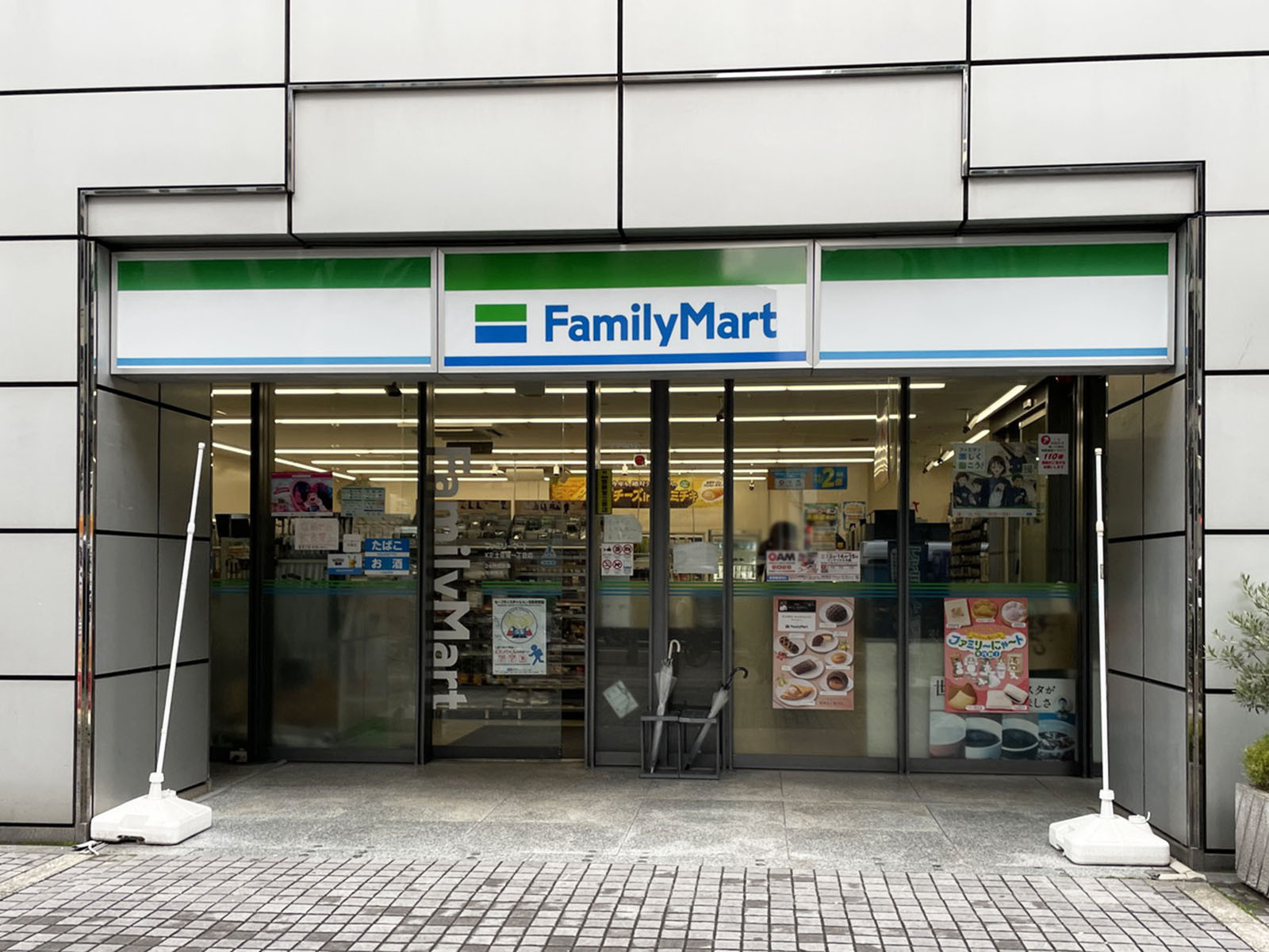 向かいにあるファミリーマート K2土佐堀一丁目店