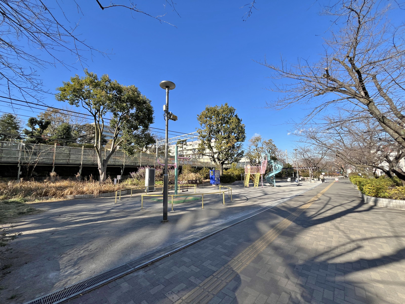 ビル前の児童遊具広場