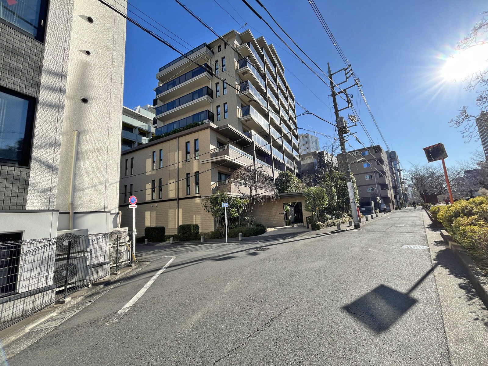 東京ネオンビル前面通り