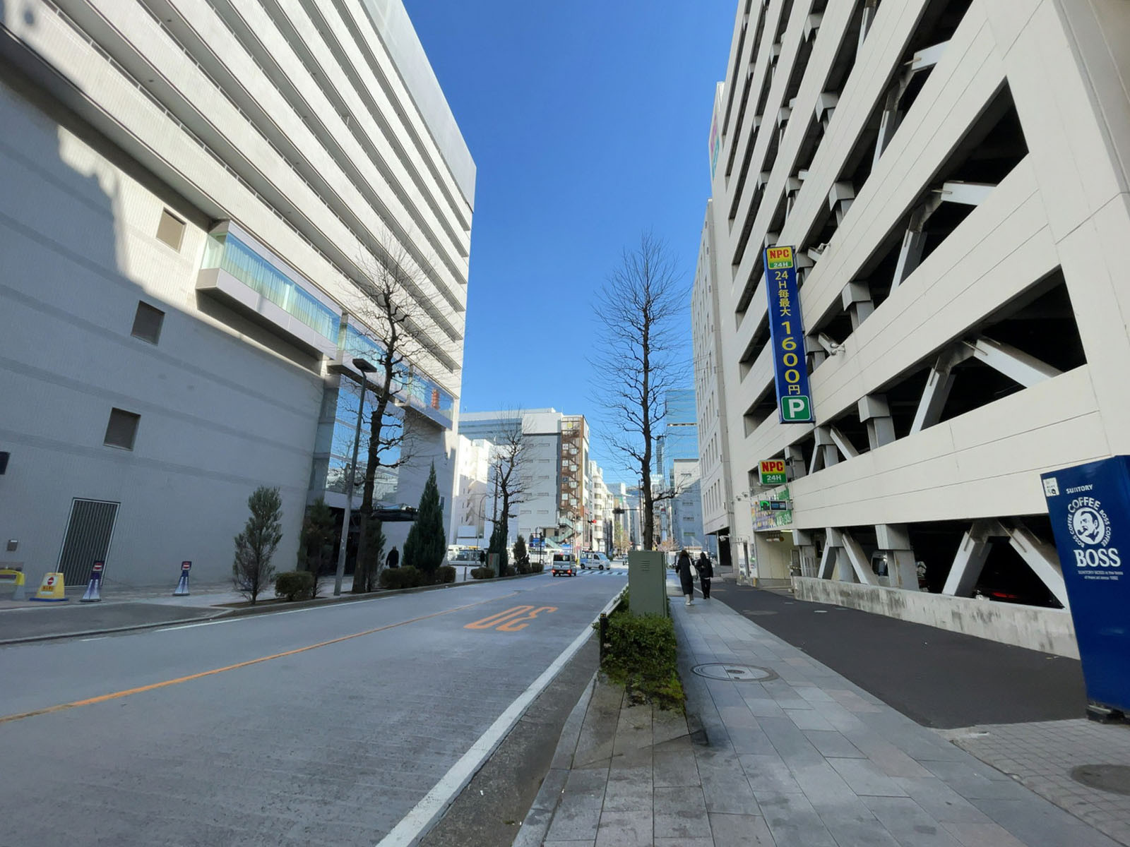 横浜西口TYビル前面の通り