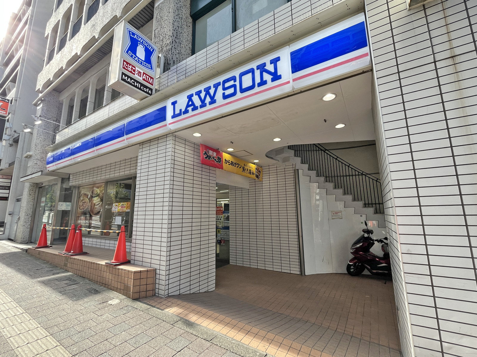 徒歩2分のローソン 高田馬場駅通店