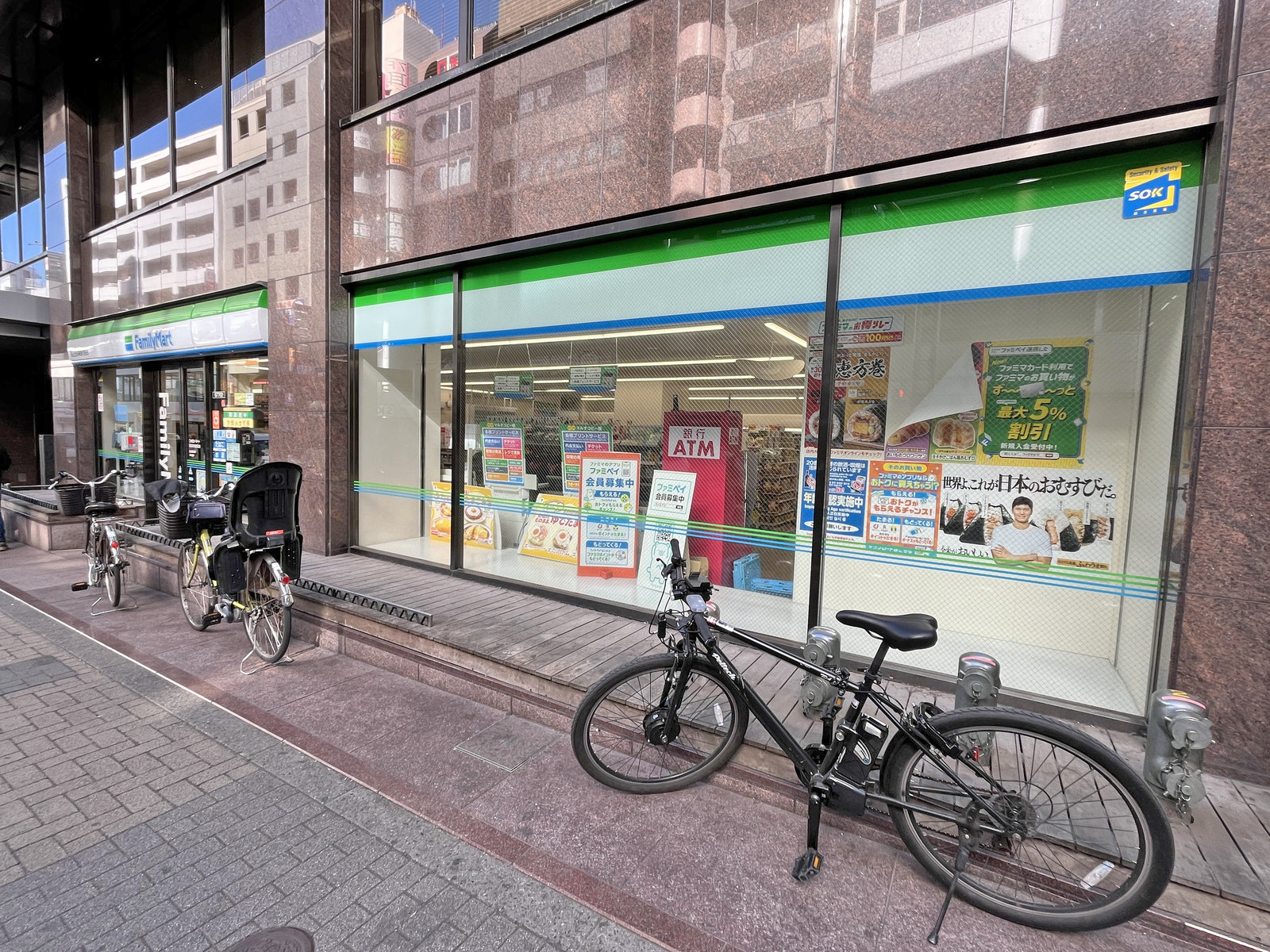徒歩1分のファミリーマート 高田馬場駅西店