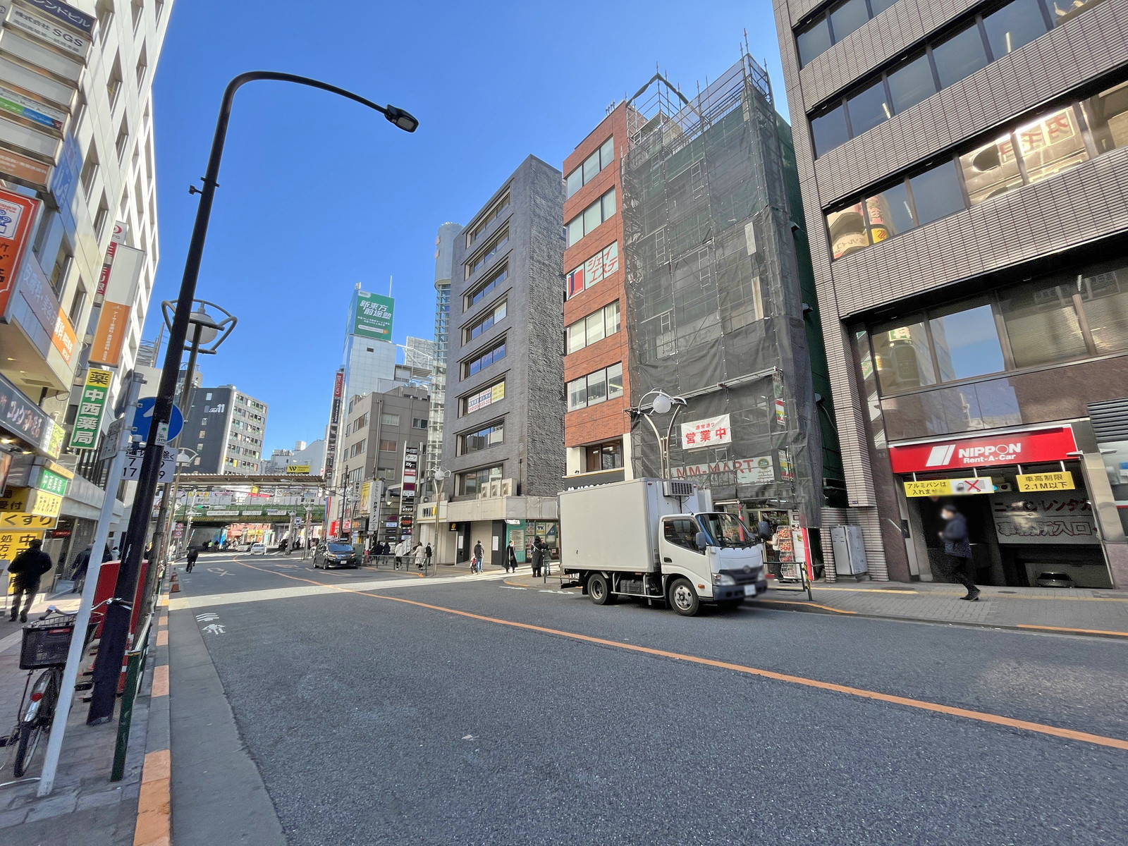 ユニオン駅前ビル前面の早稲田通り