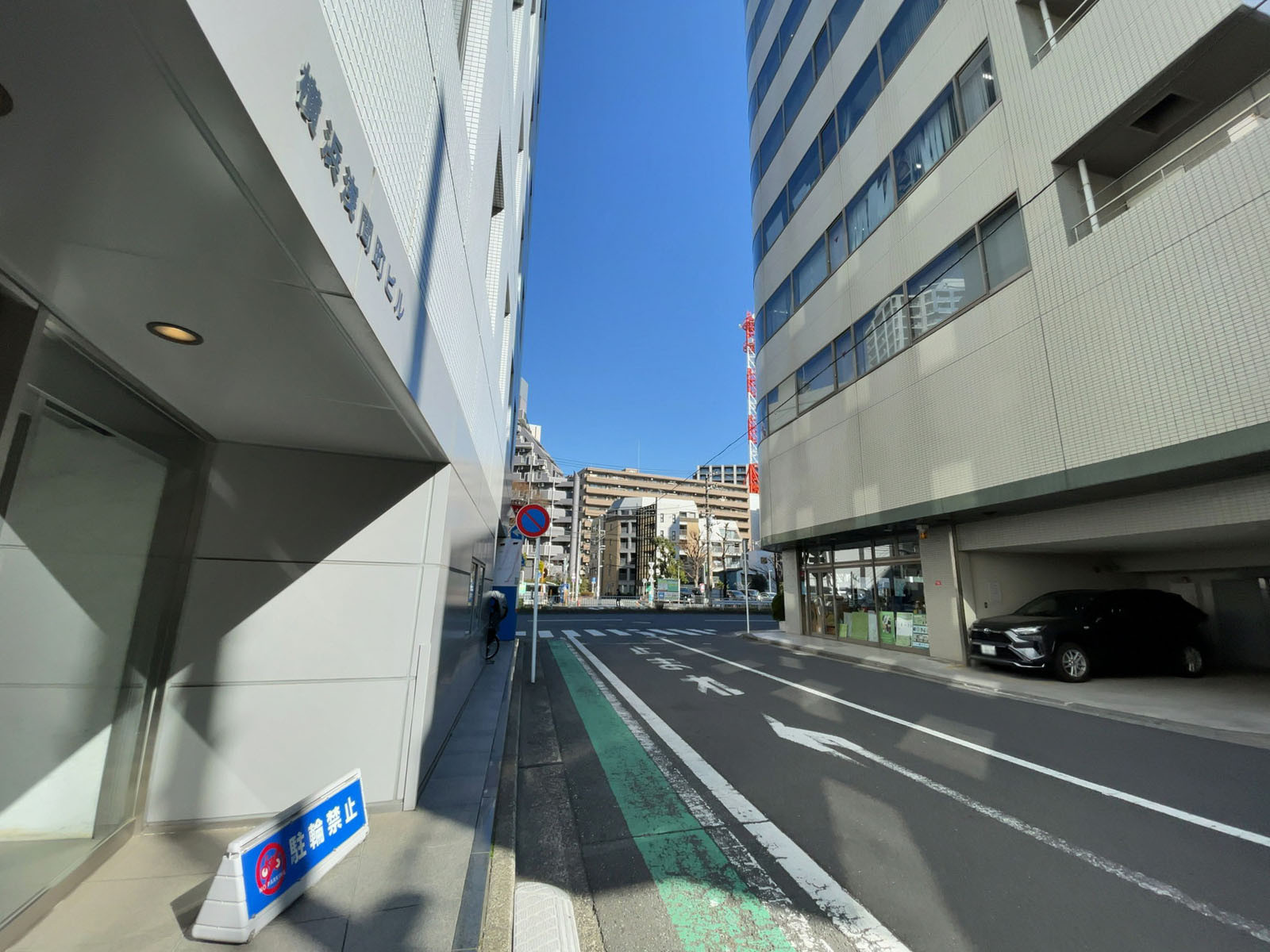 横浜浅間町ビル前面の通り