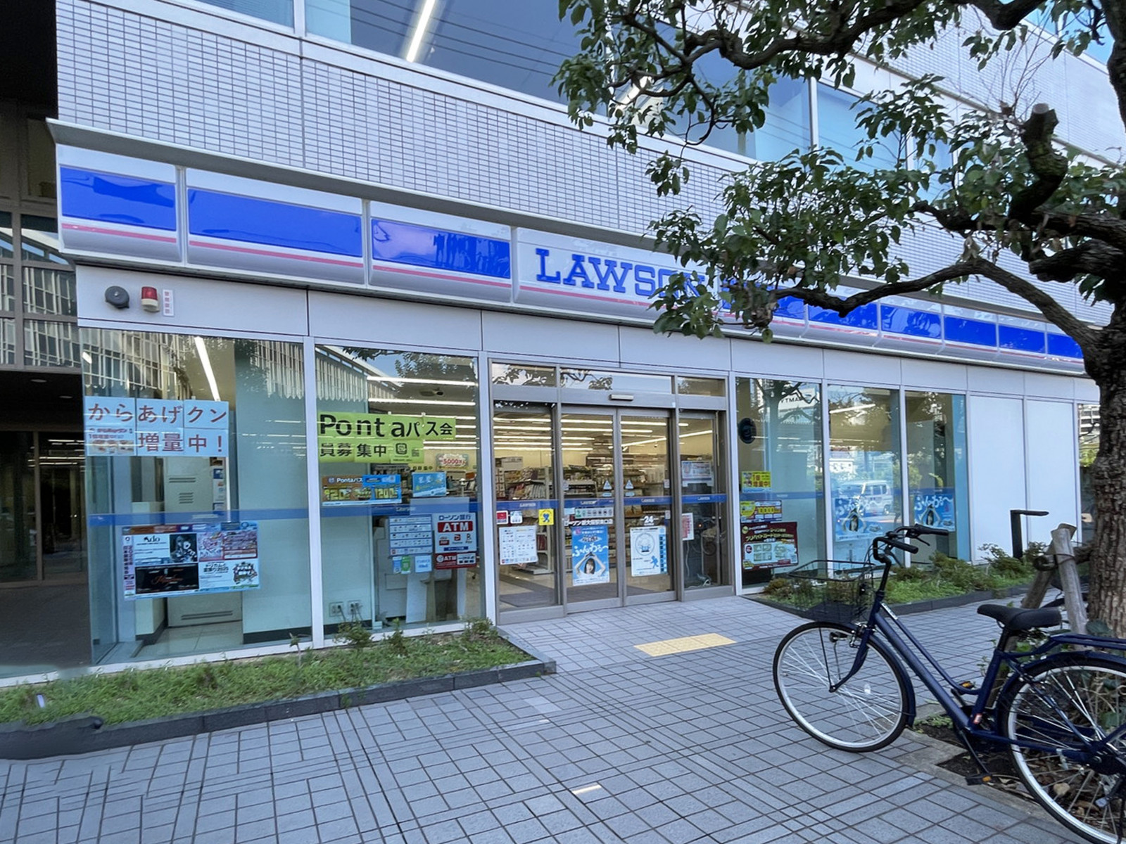 同じ通りにあるローソン 新大阪駅東口店