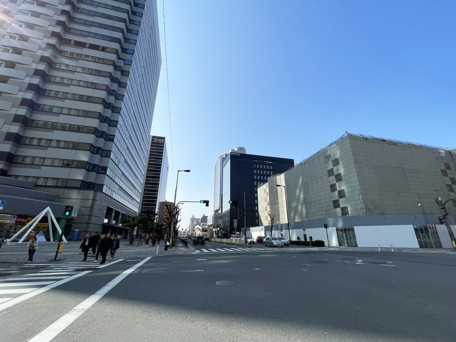 ニッセイ新大阪ビル前面の通り