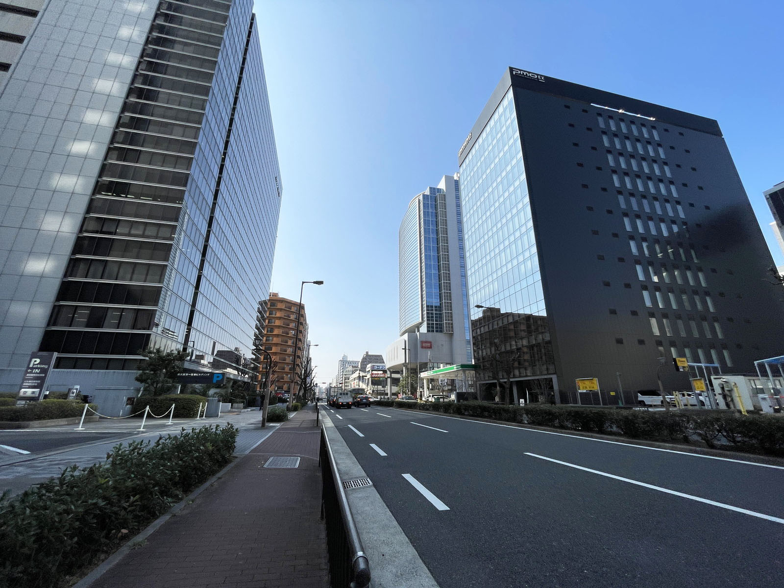 新大阪トラストタワー前面の通り