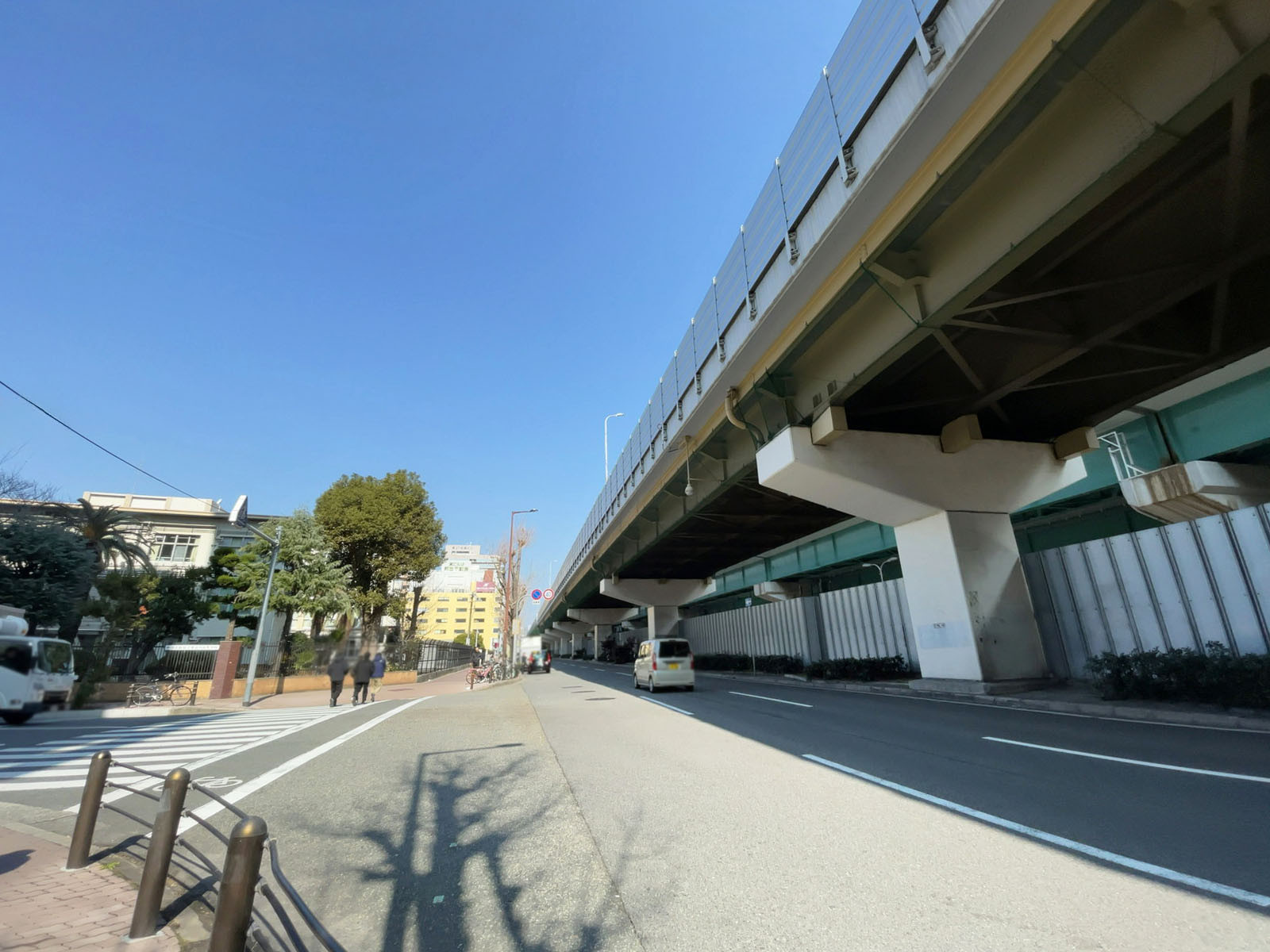 新大阪八千代ビル前面の通り