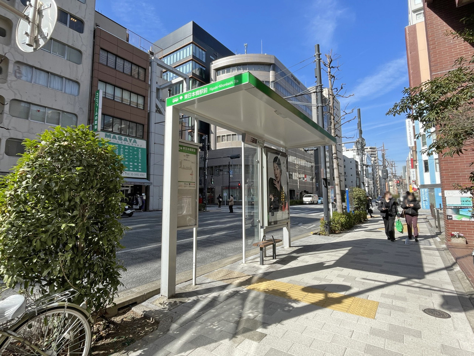 ビル前のバス停「東日本橋駅前」