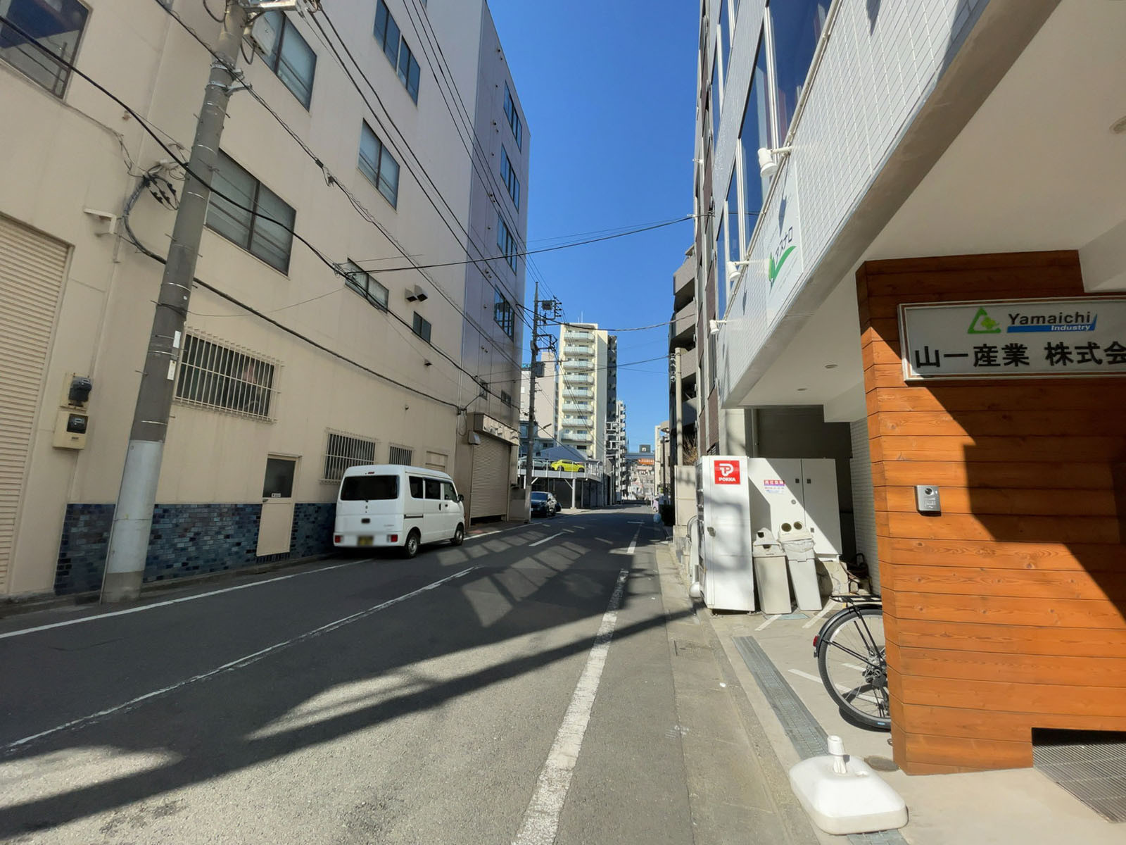 POOLDUCKビル前面の通り