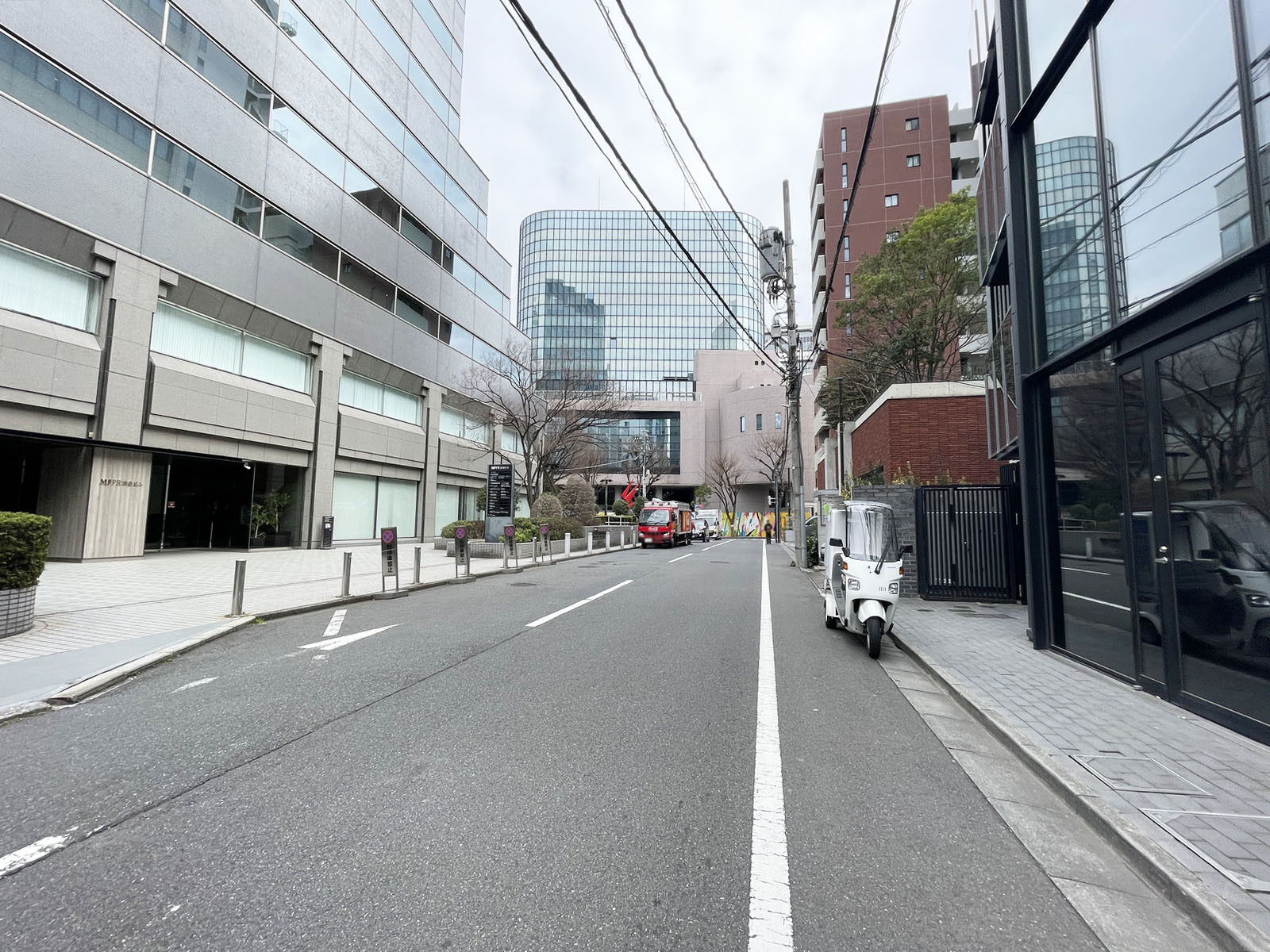 青山江崎ビル前面の通り