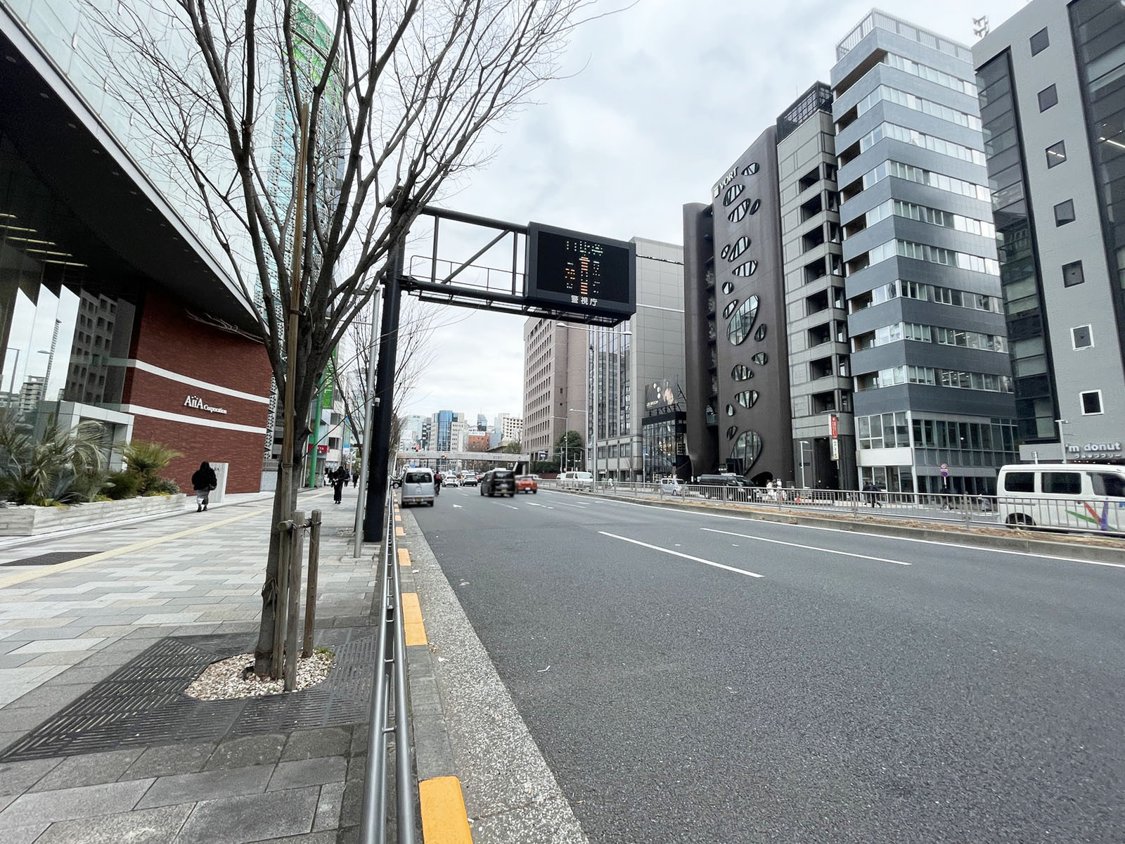 セントラル渋谷246ビル前面の青山通り