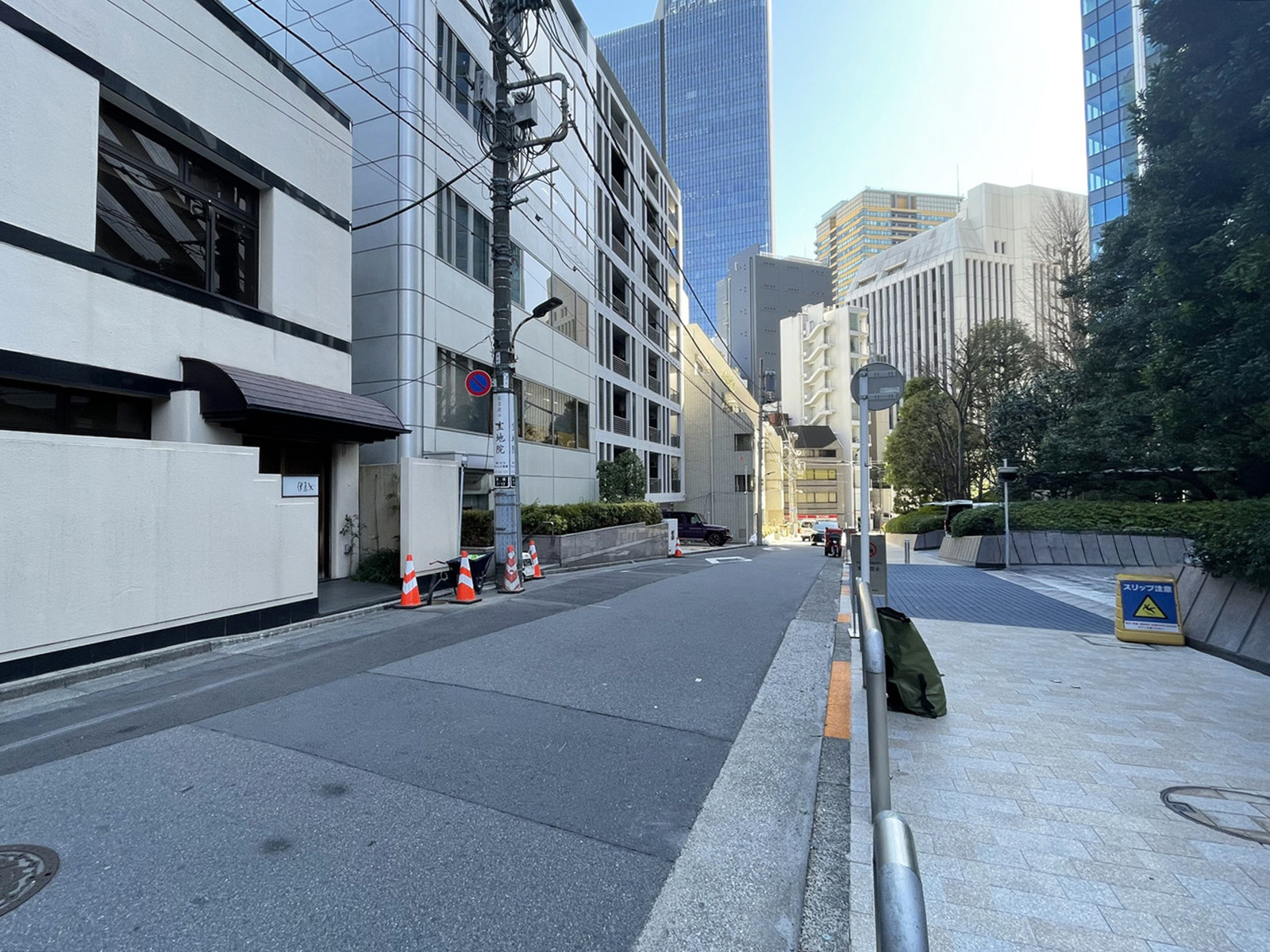 赤坂シグマタワービル前面の通り