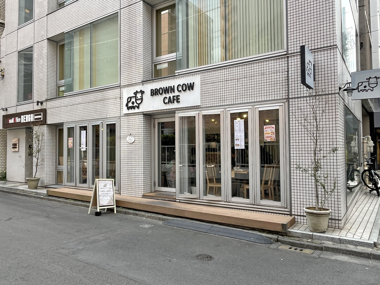隣のBrown Cow Cafe
