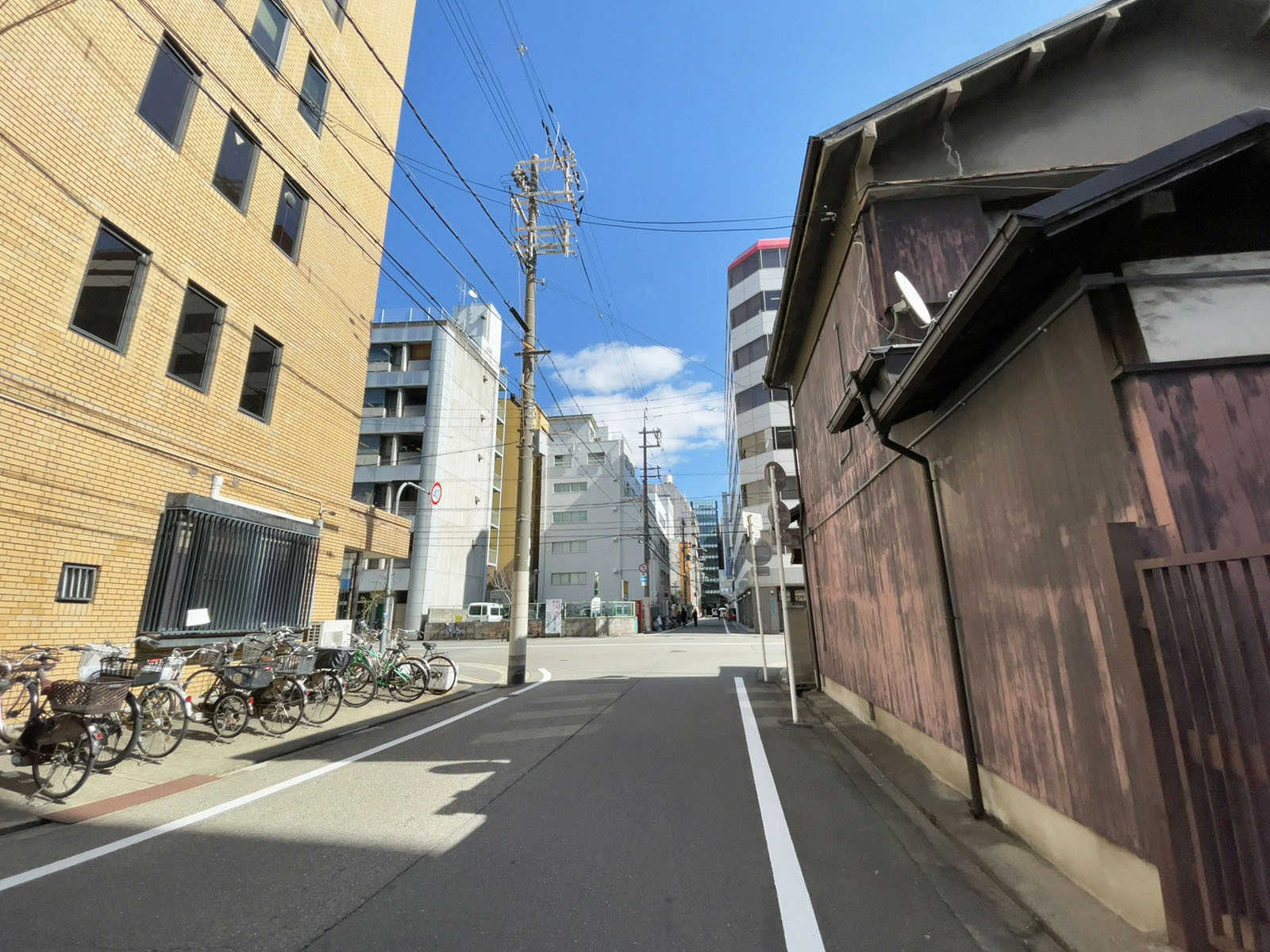 BーZ 新大阪5番館前面の通り
