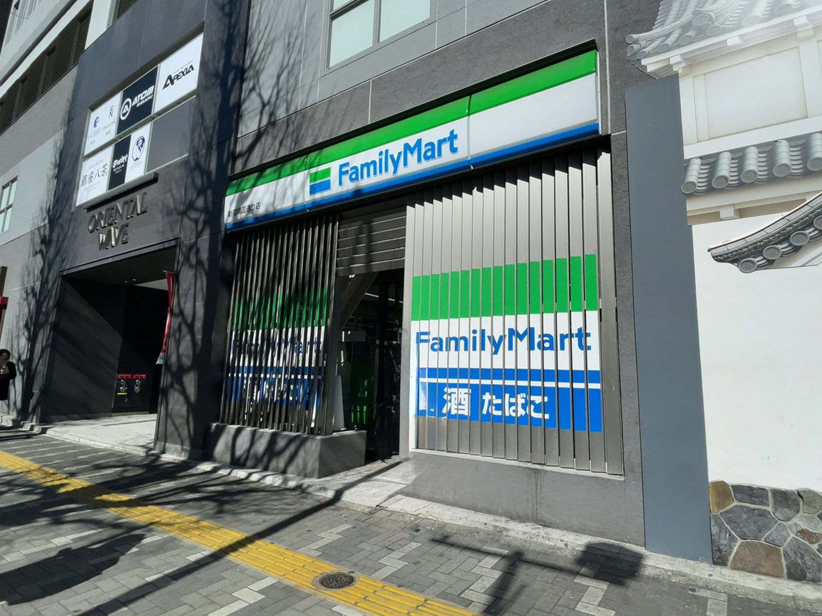 徒歩1分のファミリーマート 新宿靖国通り店