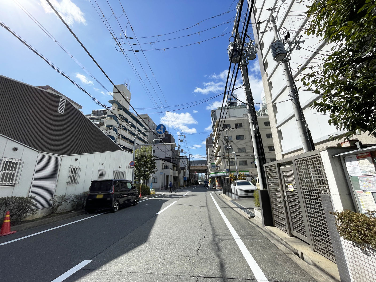 フレスデザイン第15ビル前面の通り
