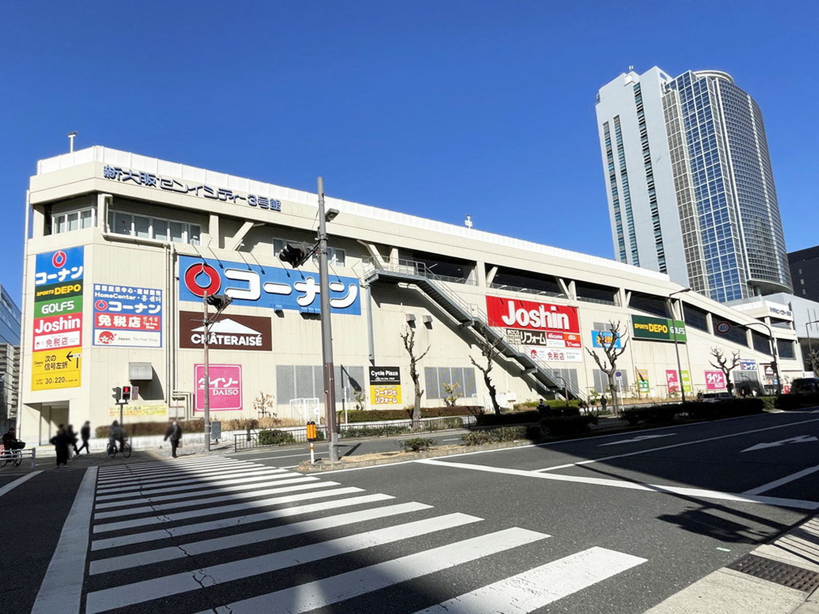 向かいのコーナン新大阪センイシティー店