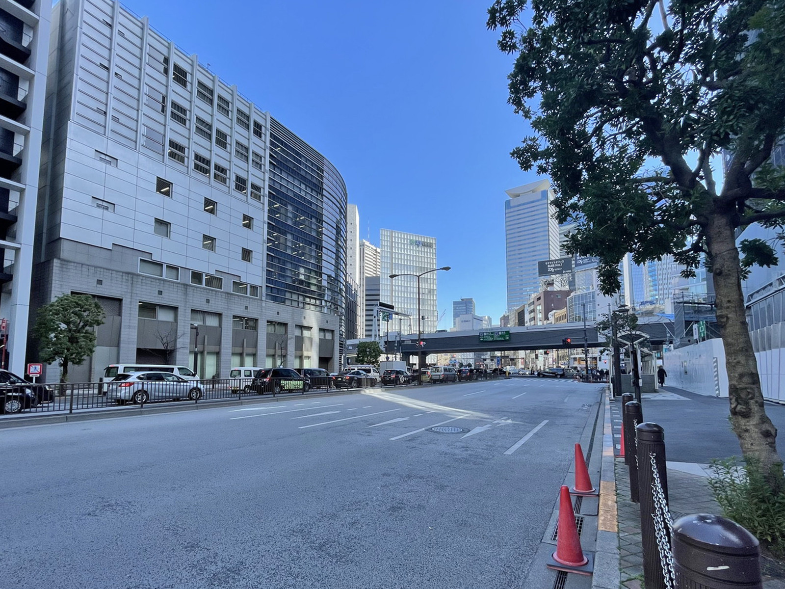 赤坂スターゲートプラザ前面の外堀通り