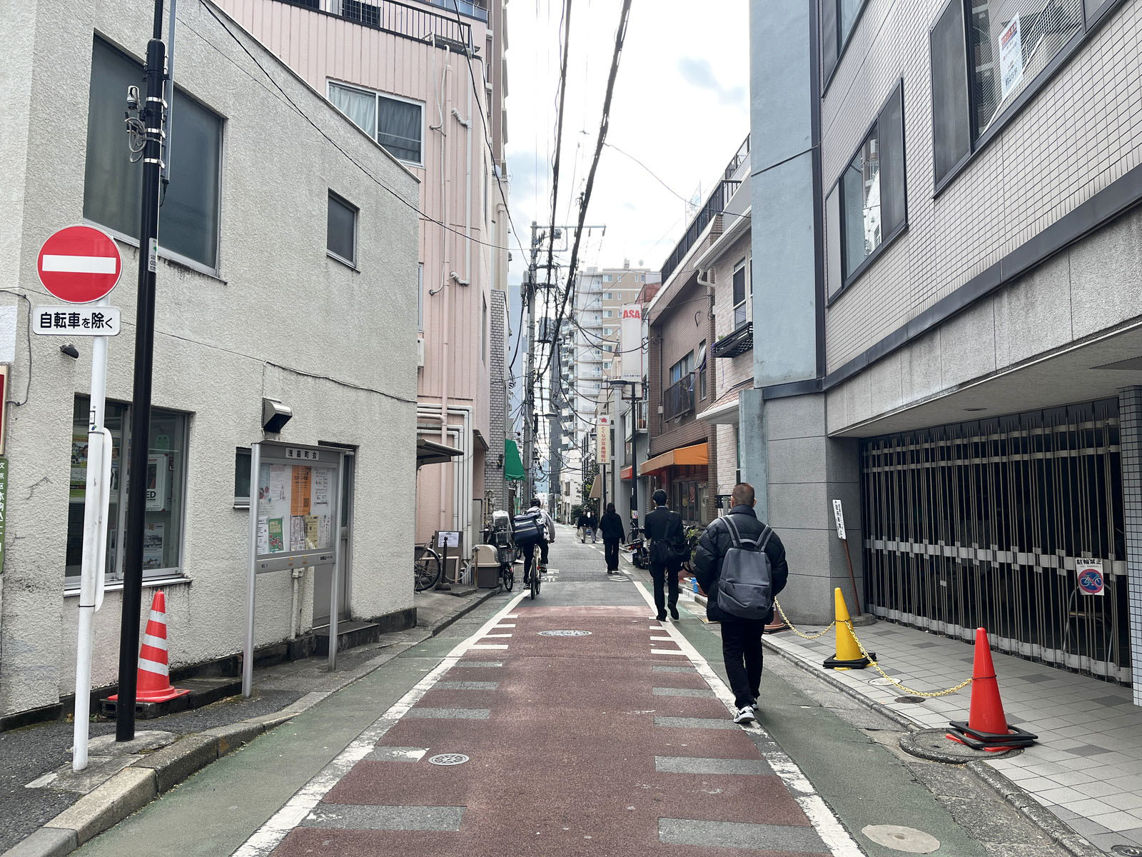 TSビル前面のしんみち通り