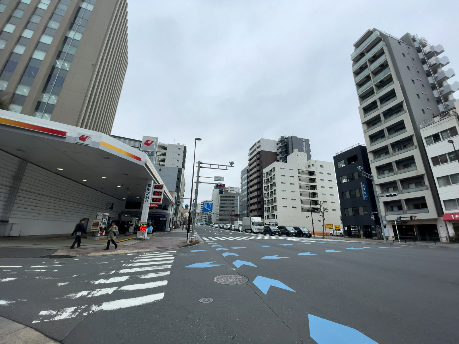 ビル前の永代通り