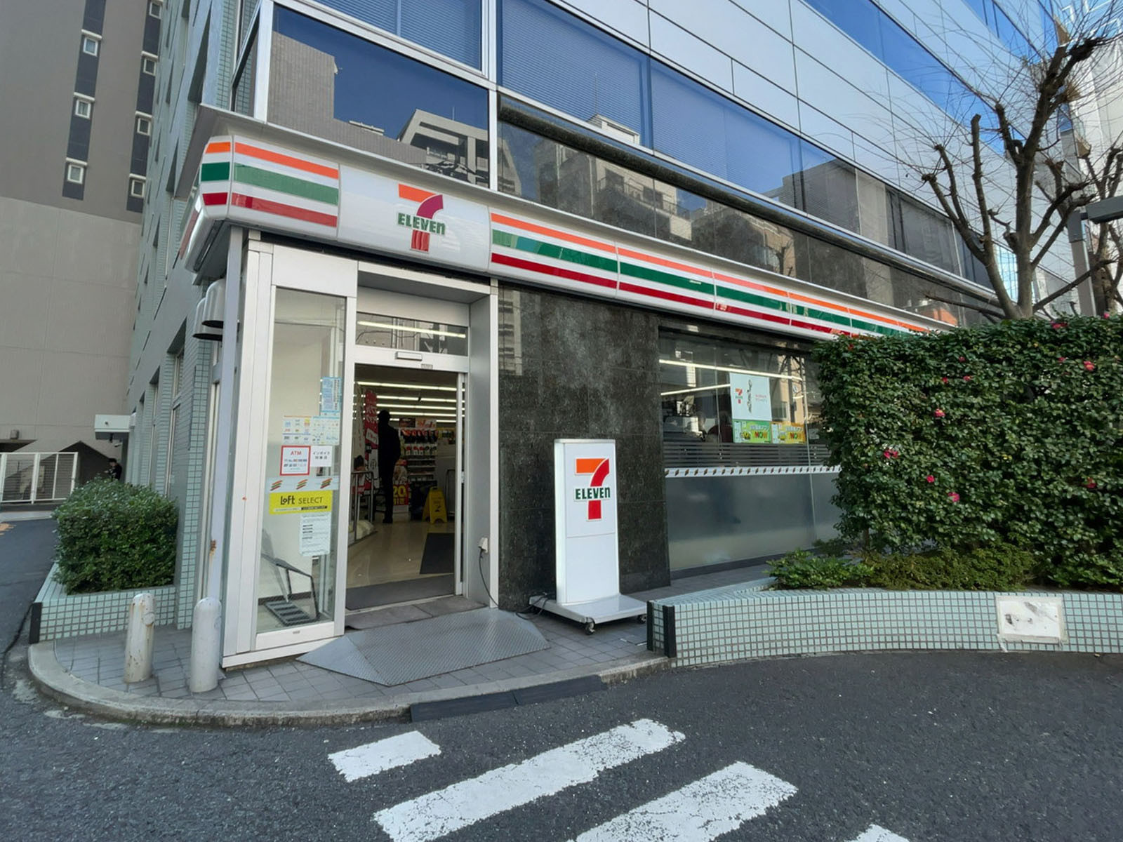 徒歩1分のセブン-イレブン 港区芝1丁目店