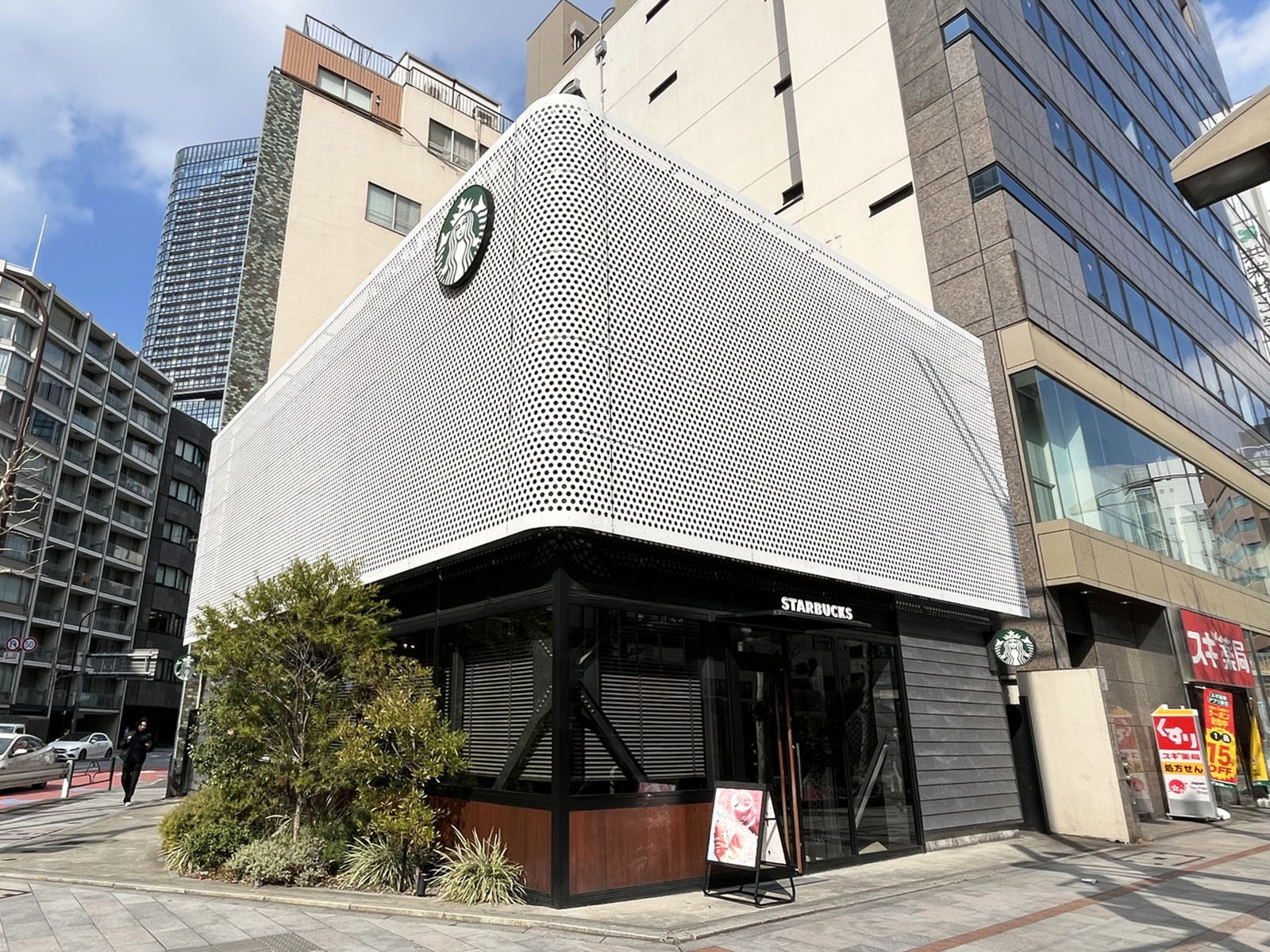 隣のスターバックス コーヒー 淡路町駅前店
