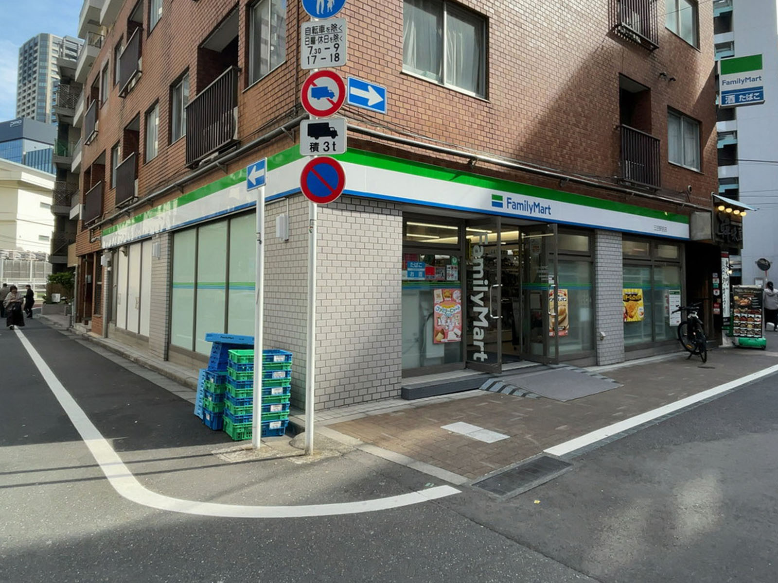 徒歩1分のファミリーマート 三田駅前店