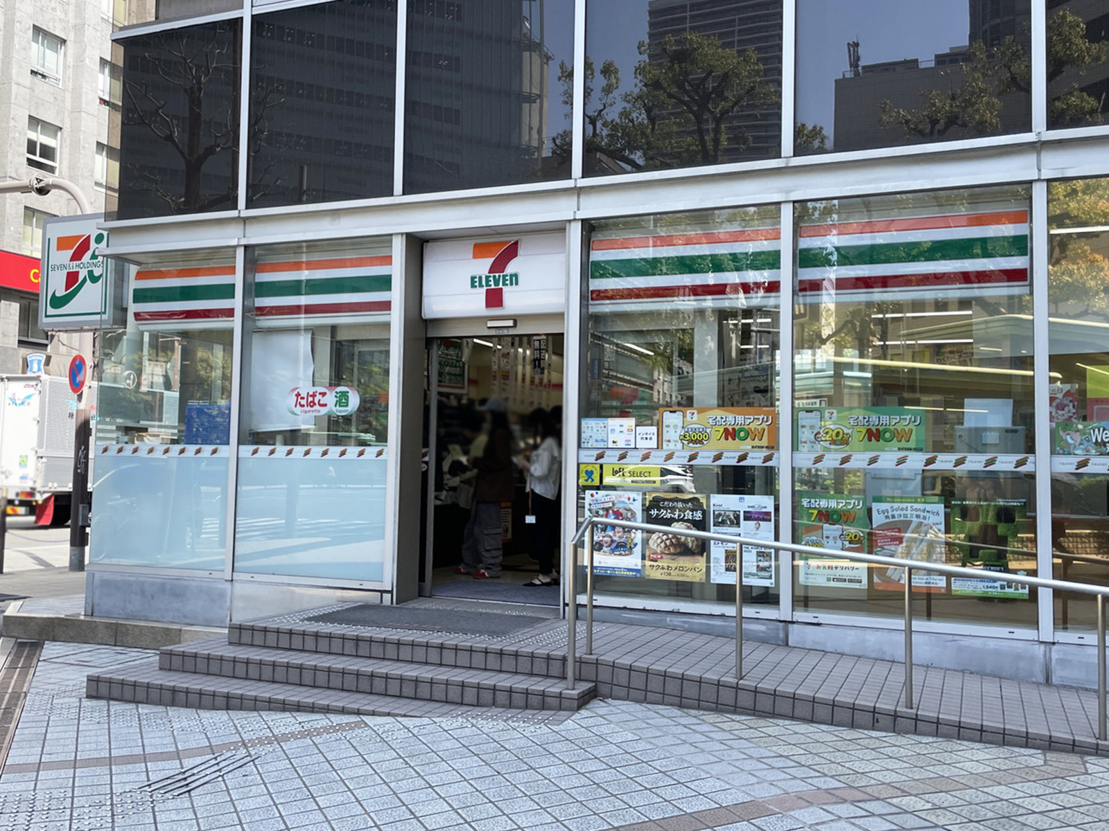 向かいのセブン-イレブン 大阪堺筋本町駅前店