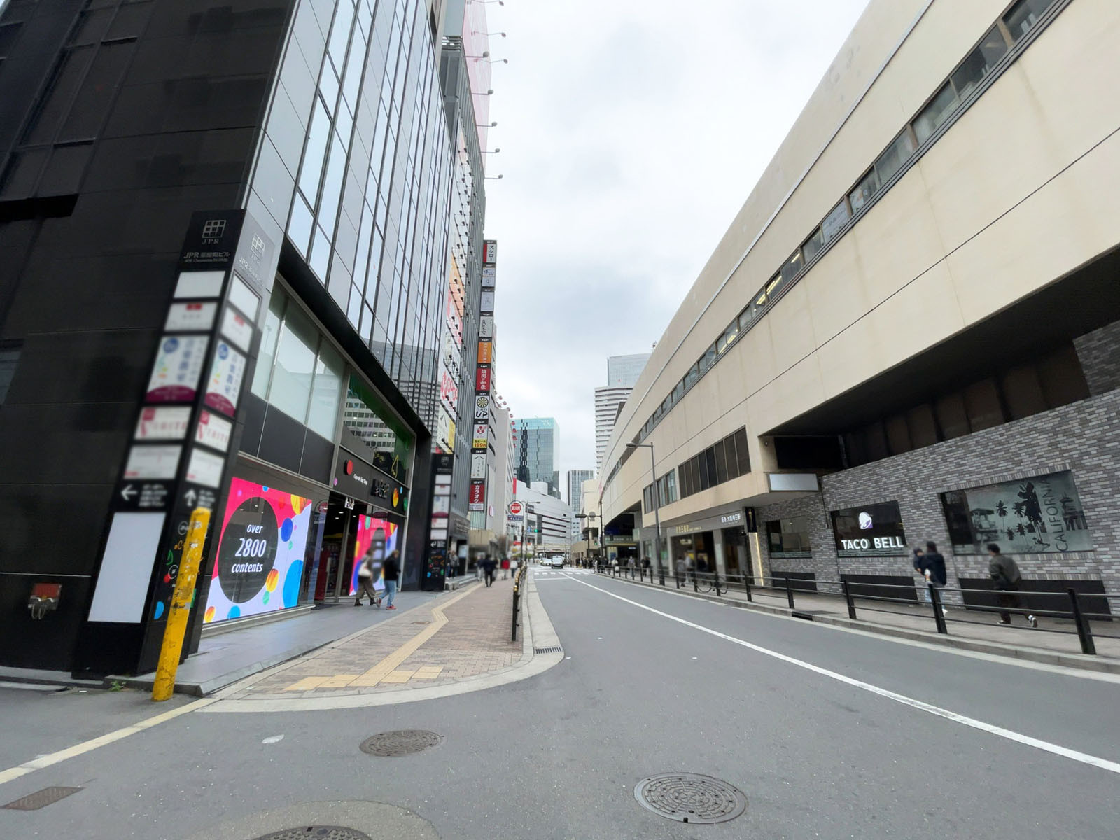 JPR茶屋町ビル前面の通り