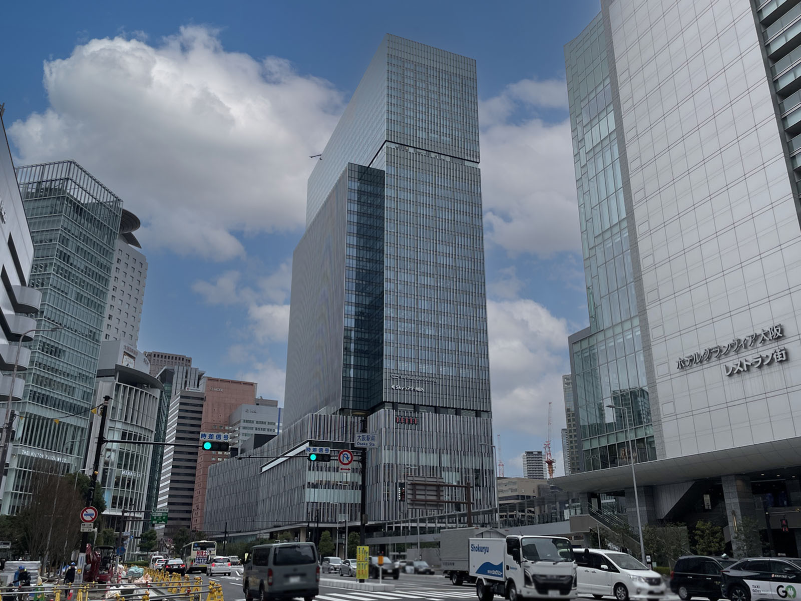 同じ通りにあるKITTE大阪