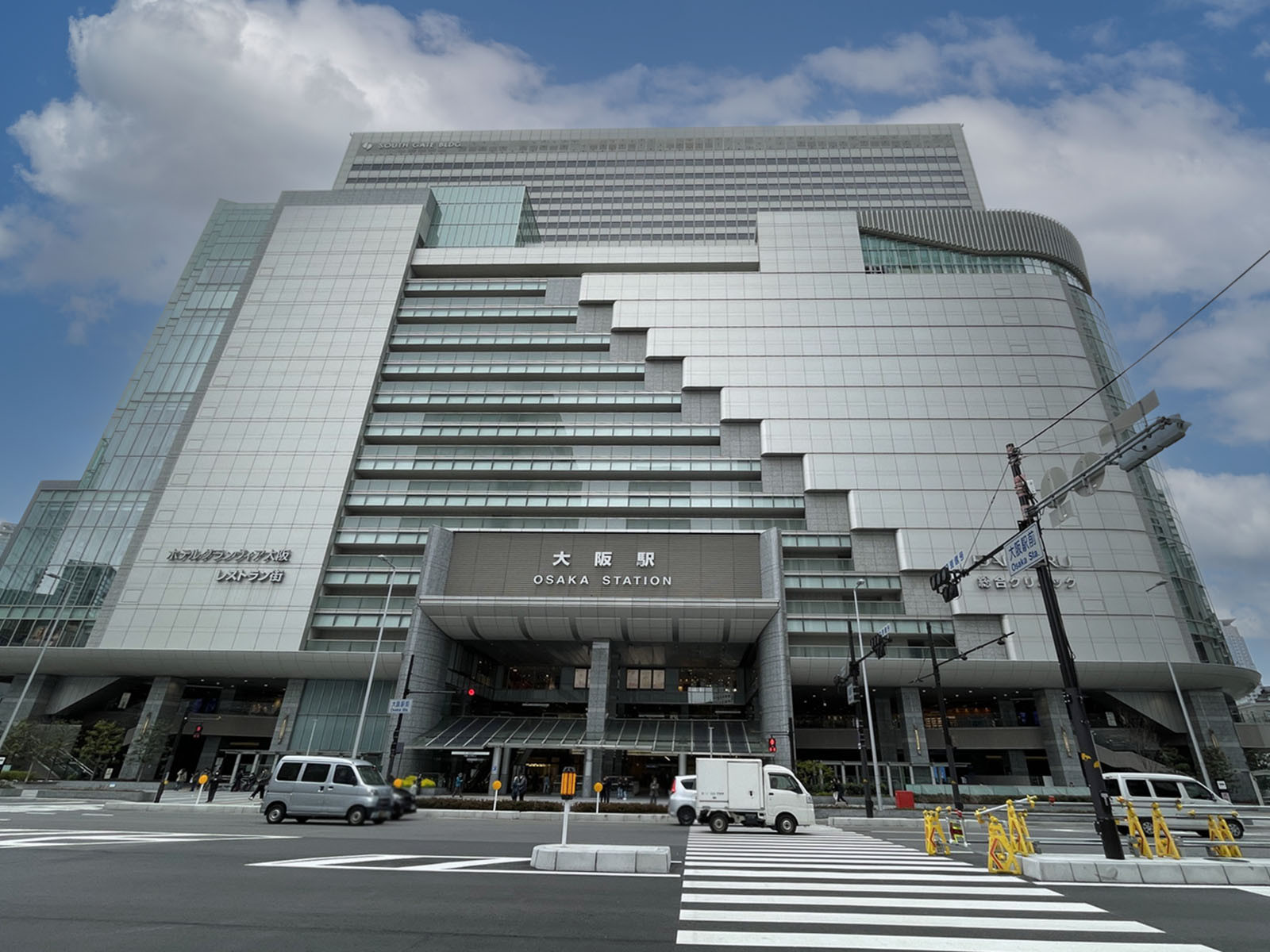 向かいの大丸 梅田店