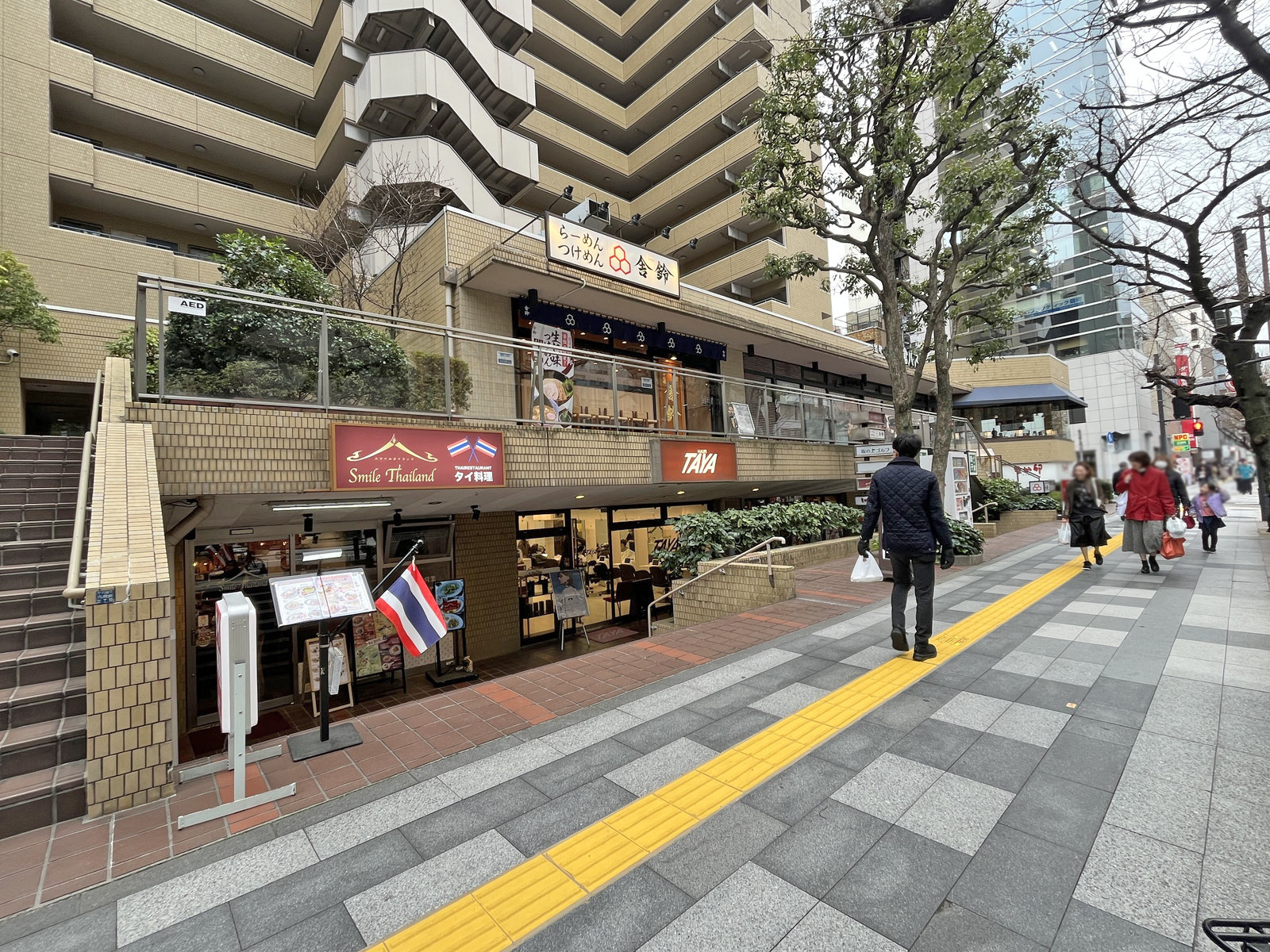 付近には飲食店が充実