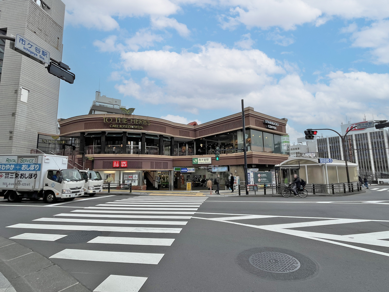 最寄りの「市ヶ谷駅」