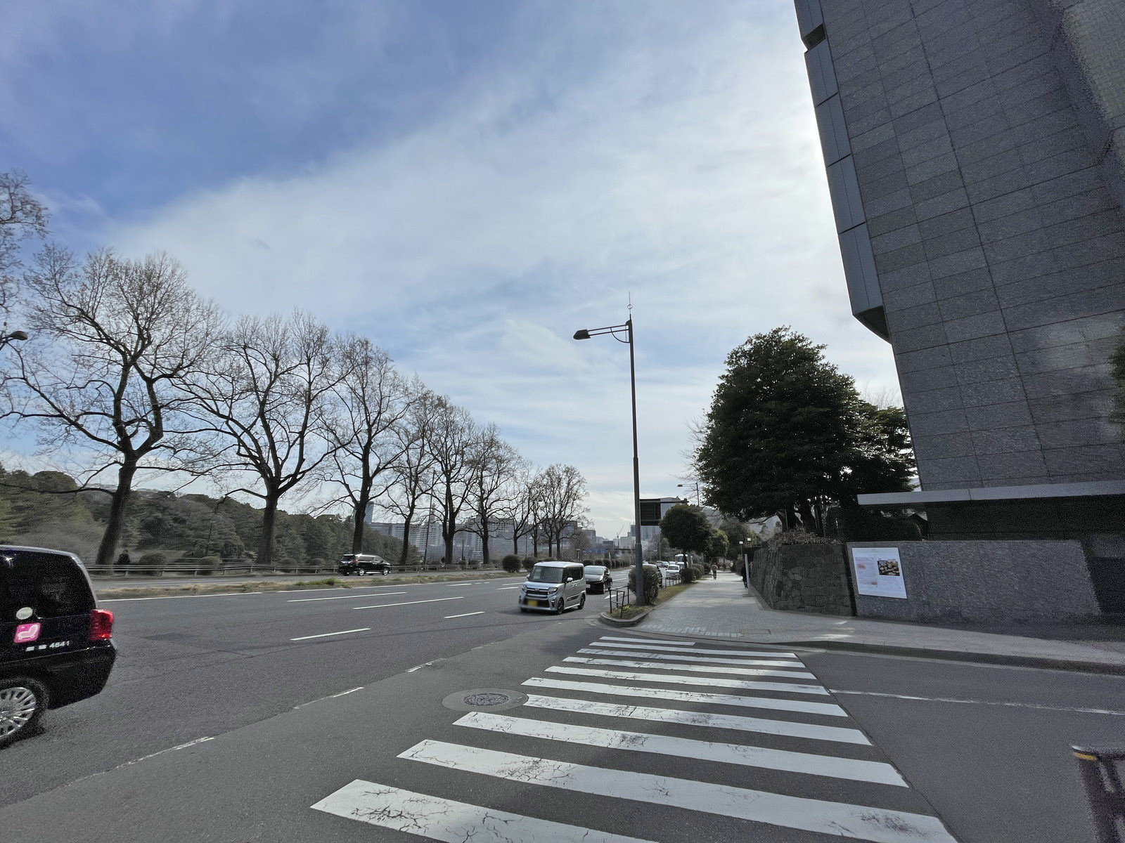 フェルテ麹町1・7ビル前面の内堀通り