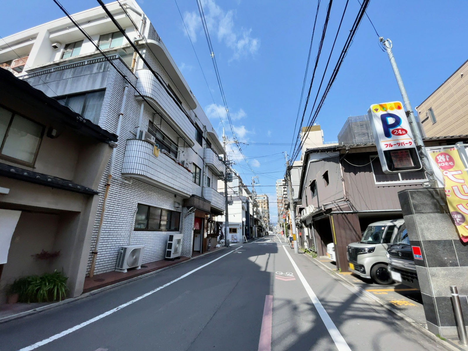 ンフィールドビル前面の通り
