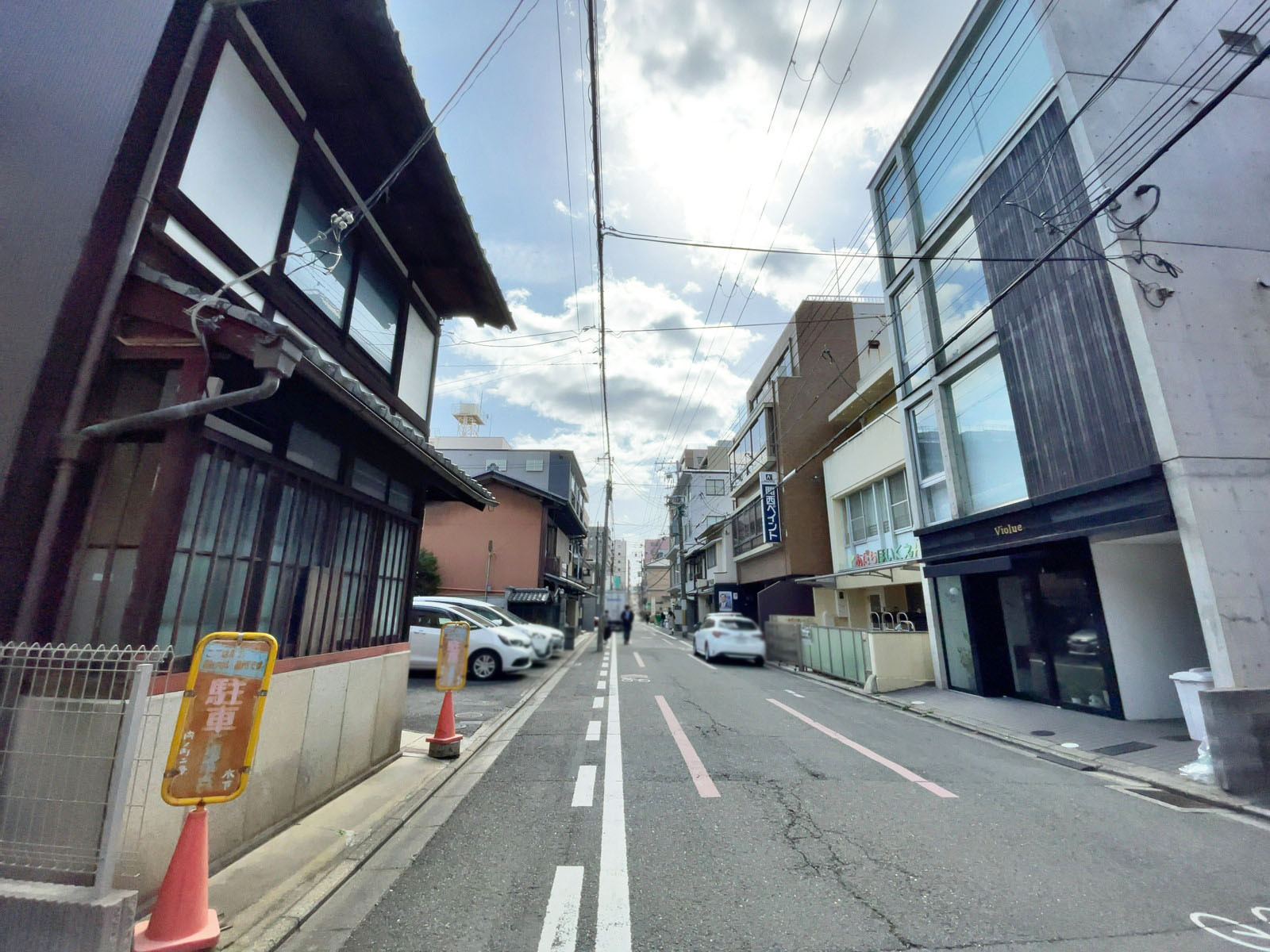 山川ビル前面の通り