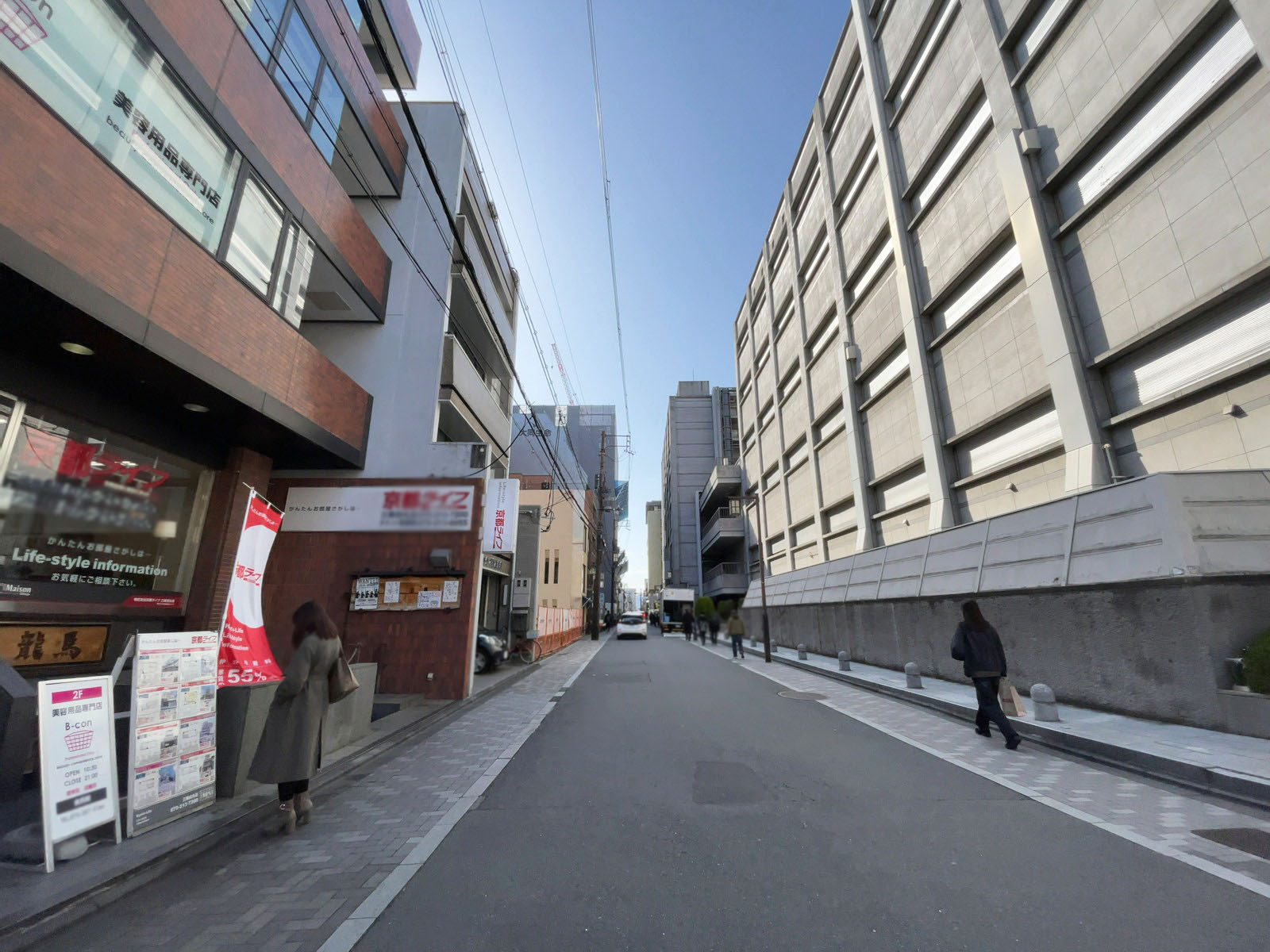 三条COHJUBLDG.前面の通り
