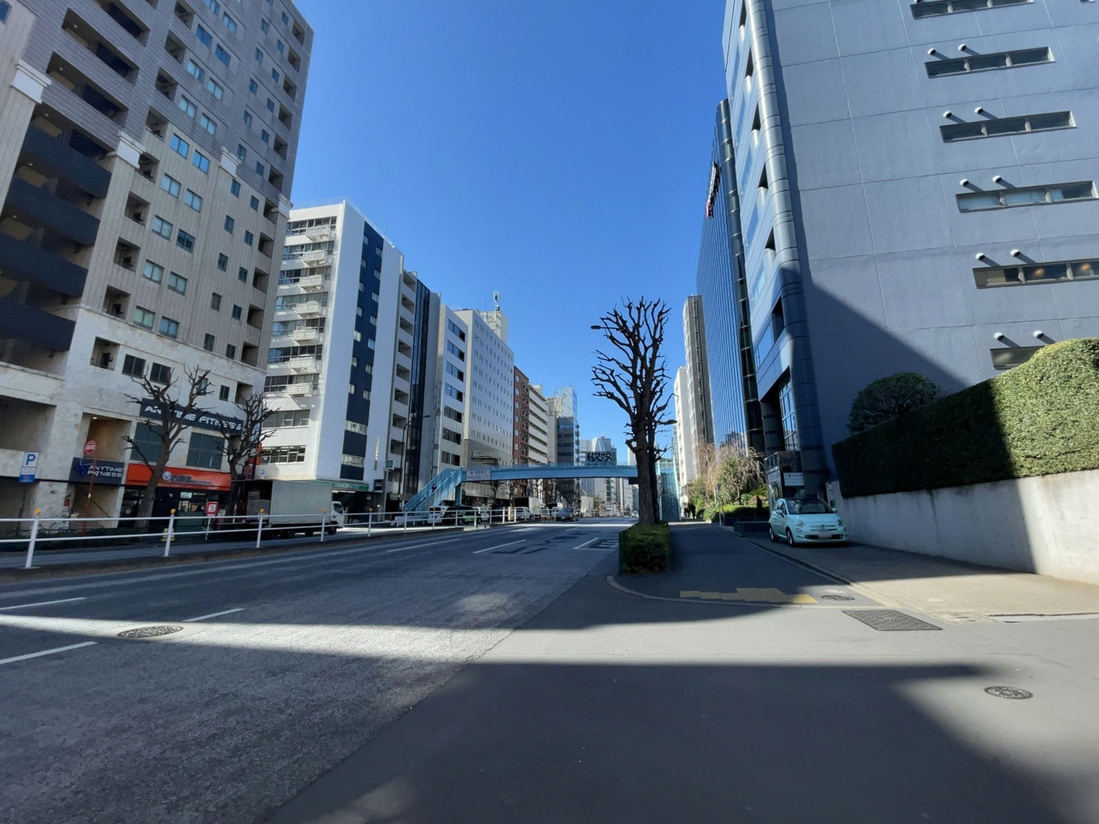 ニュー番衆ビル前面の靖国通り