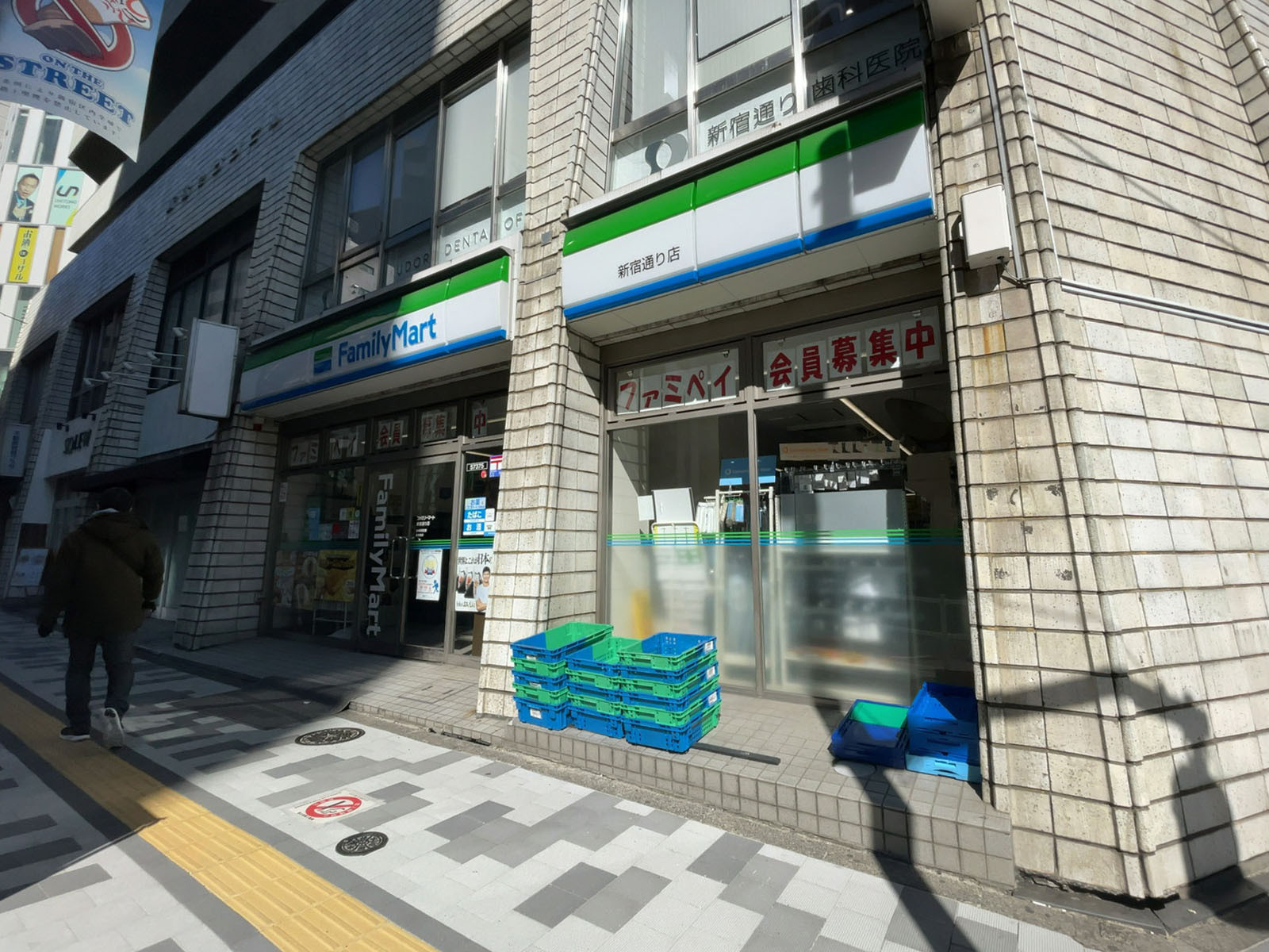 徒歩1分のファミリーマート 新宿通り店