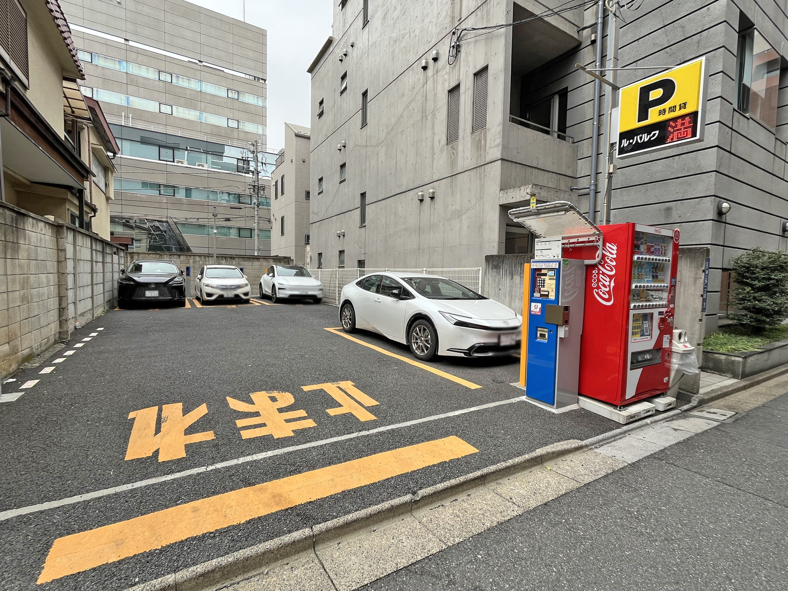 斜め向かいのコインパーキング