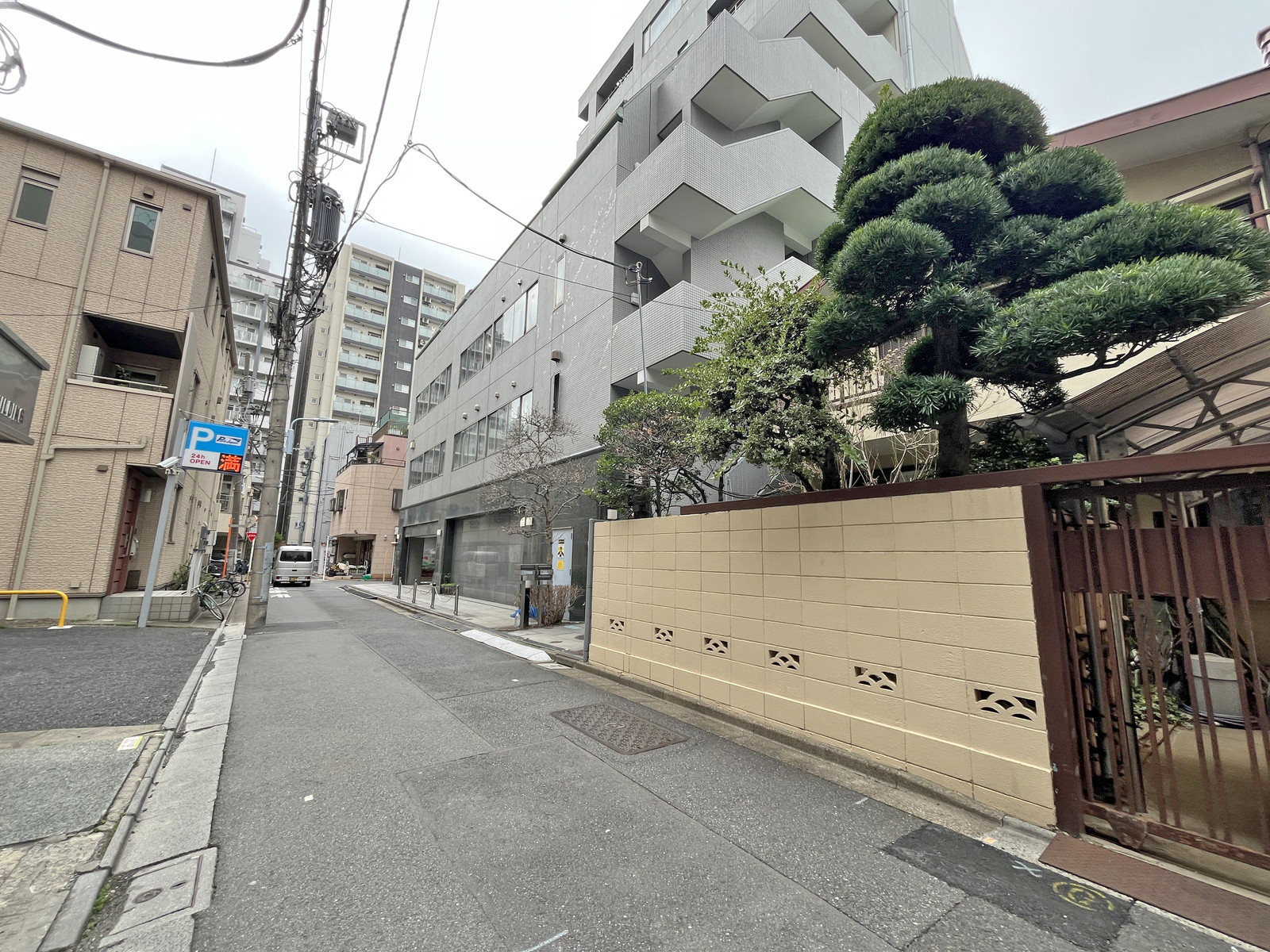 三部ビル前面通り