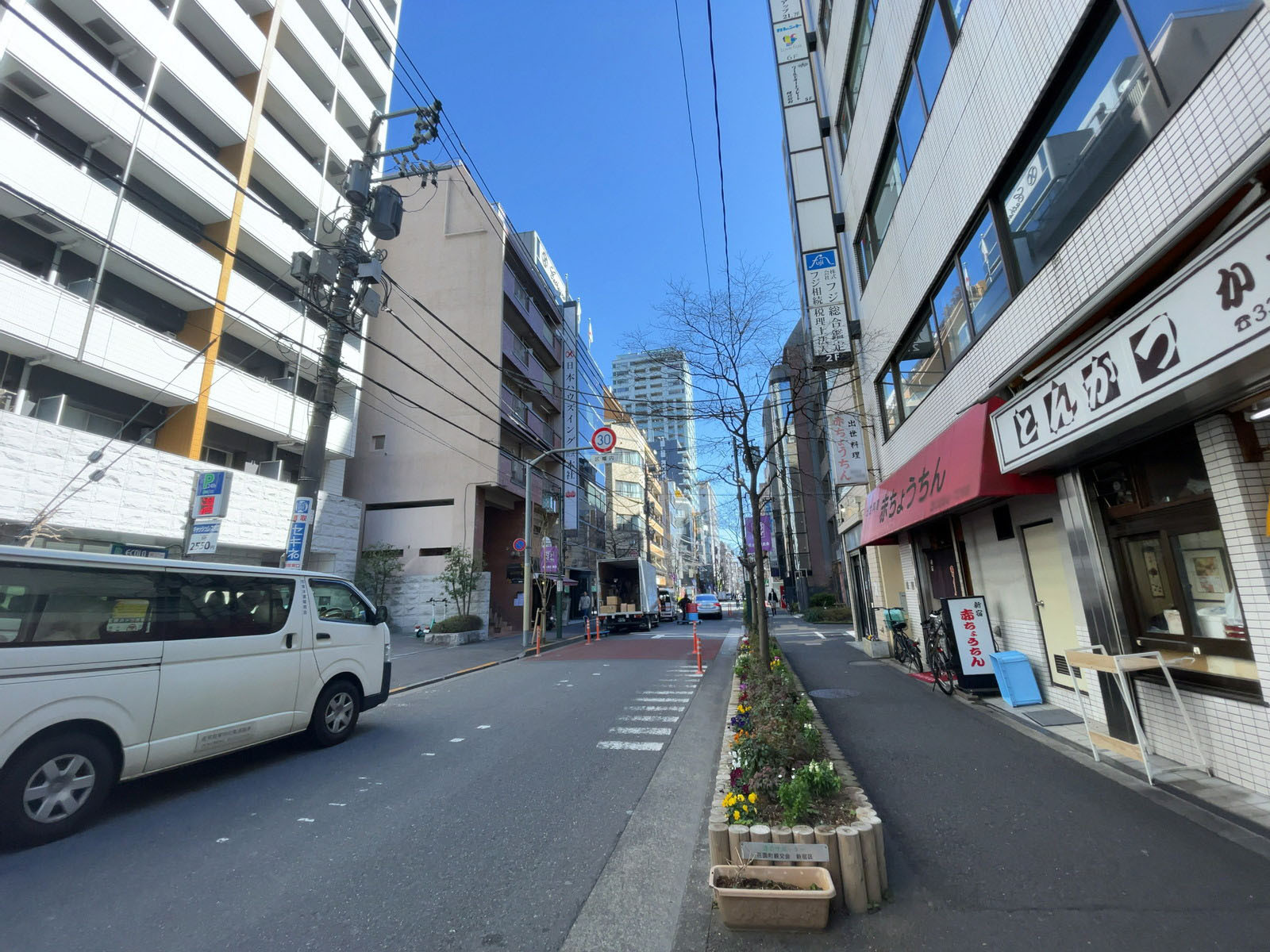 カテリーナ柳通りビル前面の通り